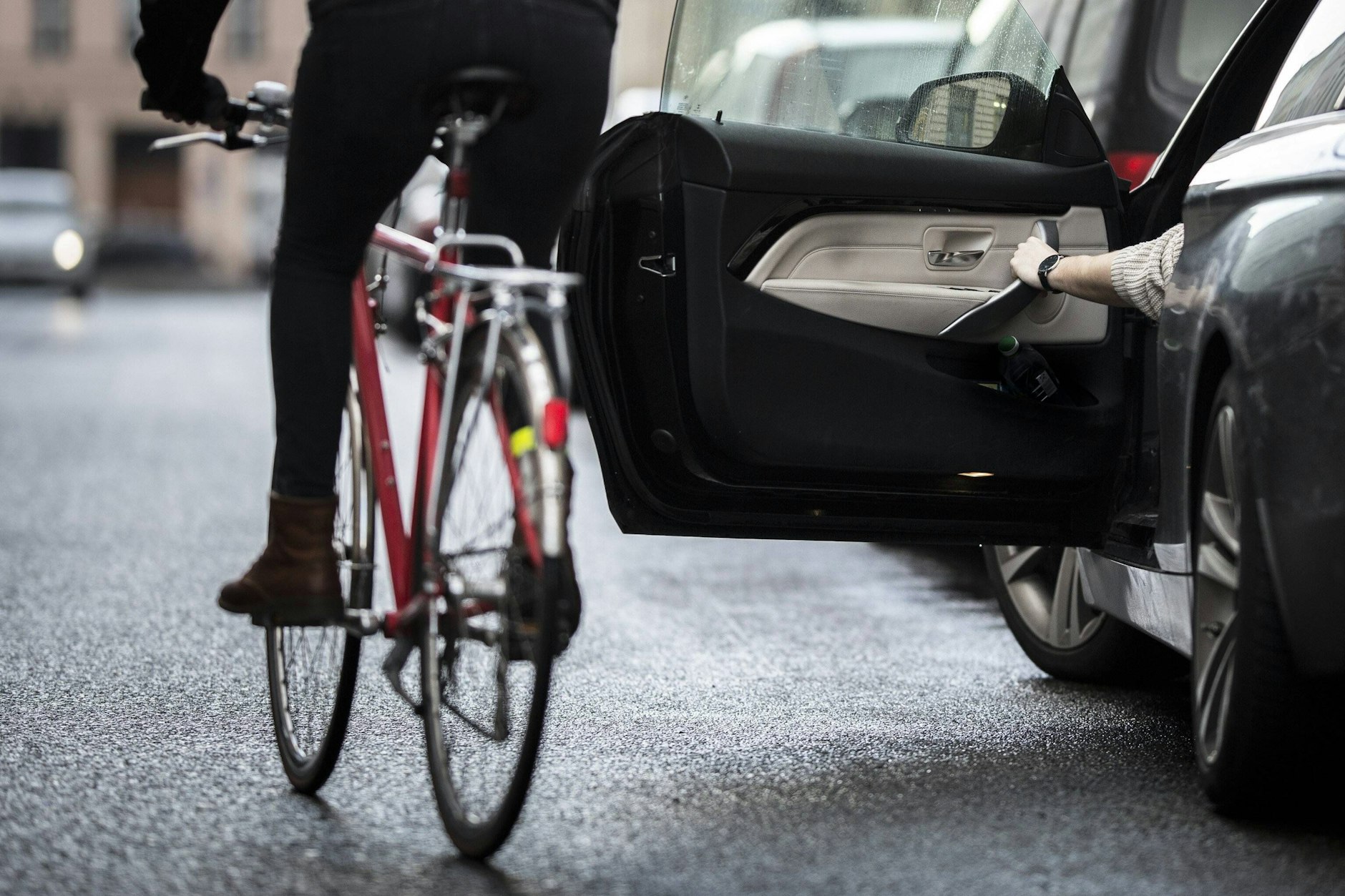 Auch so eine Gefahr: Jeden Tag verunglückt im Schnitt ein Radfahrer in Berlin durch eine geöffnete Autotür.