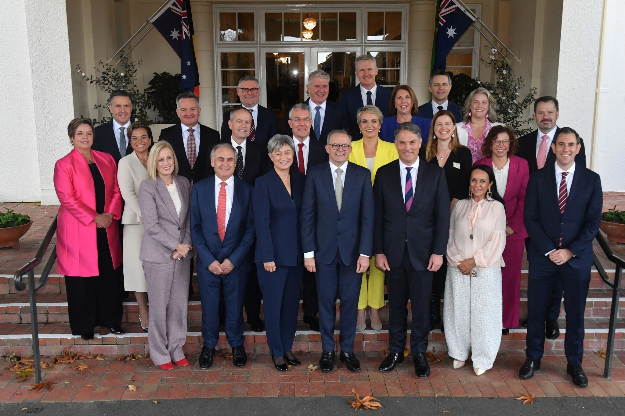 Australiens frischgewählter Premier Anthony Albanese (1. Reihe, 4.v.r.) setzt gleich zu Beginn seiner Amtszeit ein Zeichen: Fast die Hälfte seines Kabinetts ist weiblich. Das gab es in Down Under noch nie.  
