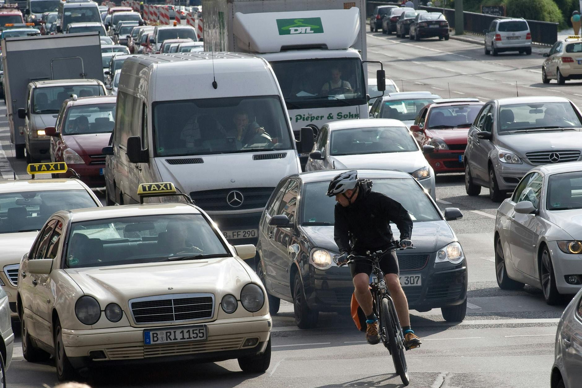 Ein Radfahrer auf der Leipziger Straße.
