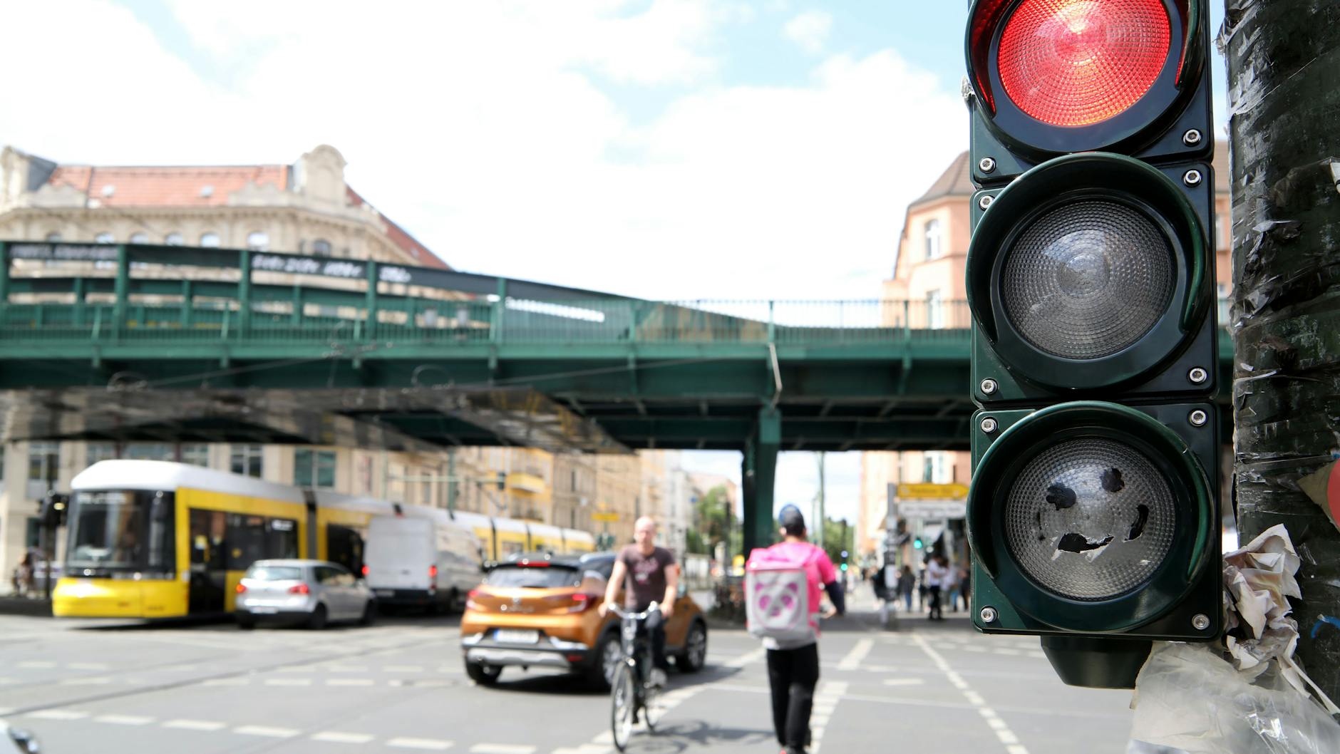 Der Radfahrer missachtet am U-Bahnhof Eberswalder Straße gleich zwei Verkehrsregeln: Er fährt bei Rot über den Radweg – entgegengesetzt der Fahrtrichtung.