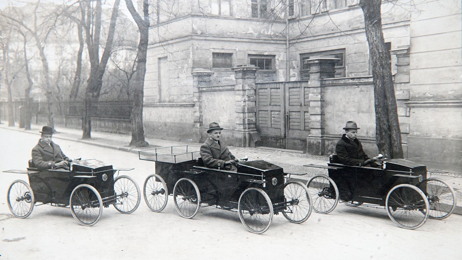 Wirken ein bisschen wie Seifenkisten: Elektroautos in Berlin vor mehr als 100 Jahren.