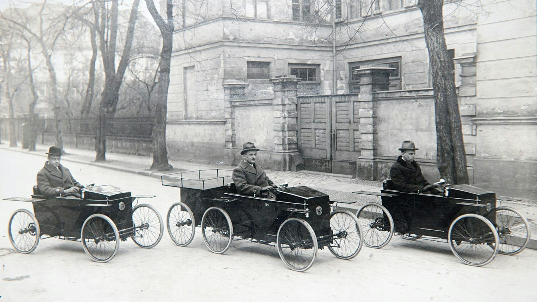 Wirken ein bisschen wie Seifenkisten: Elektroautos in Berlin vor mehr als 100 Jahren.