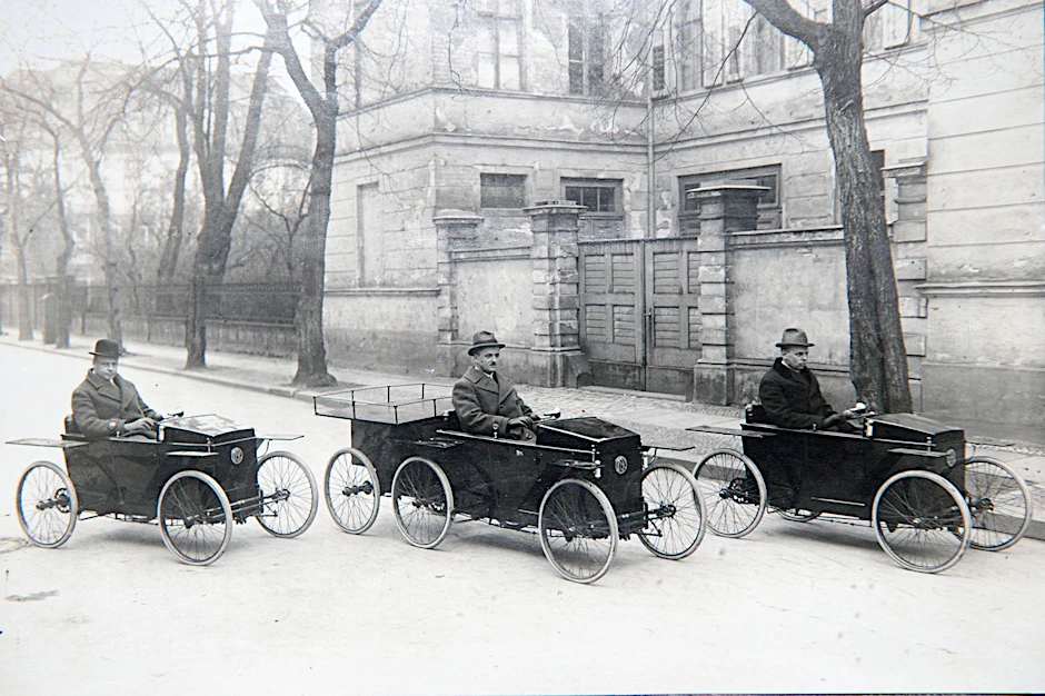 Wirken ein bisschen wie Seifenkisten: Elektroautos in Berlin vor mehr als 100 Jahren.