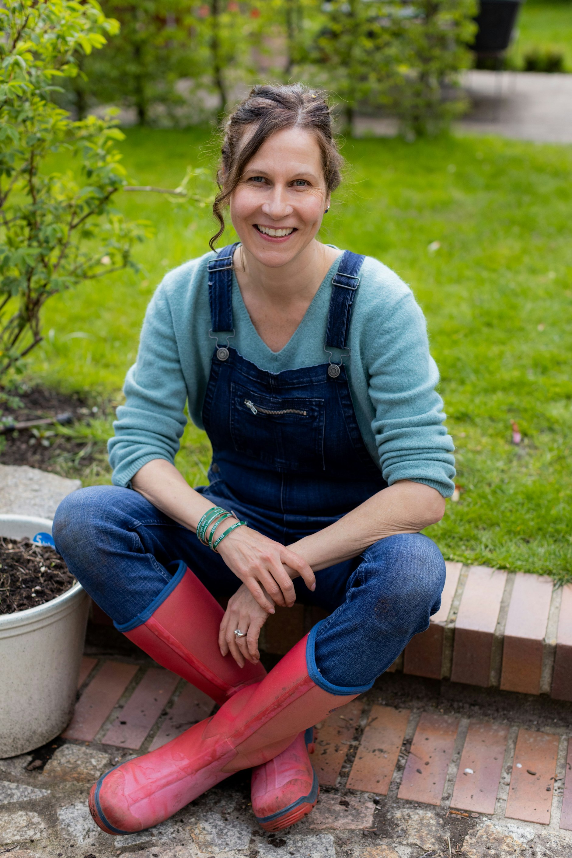 Fühlt sich im Garten sichtlich wohl: Fernsehjournalistin Sabine Platz.