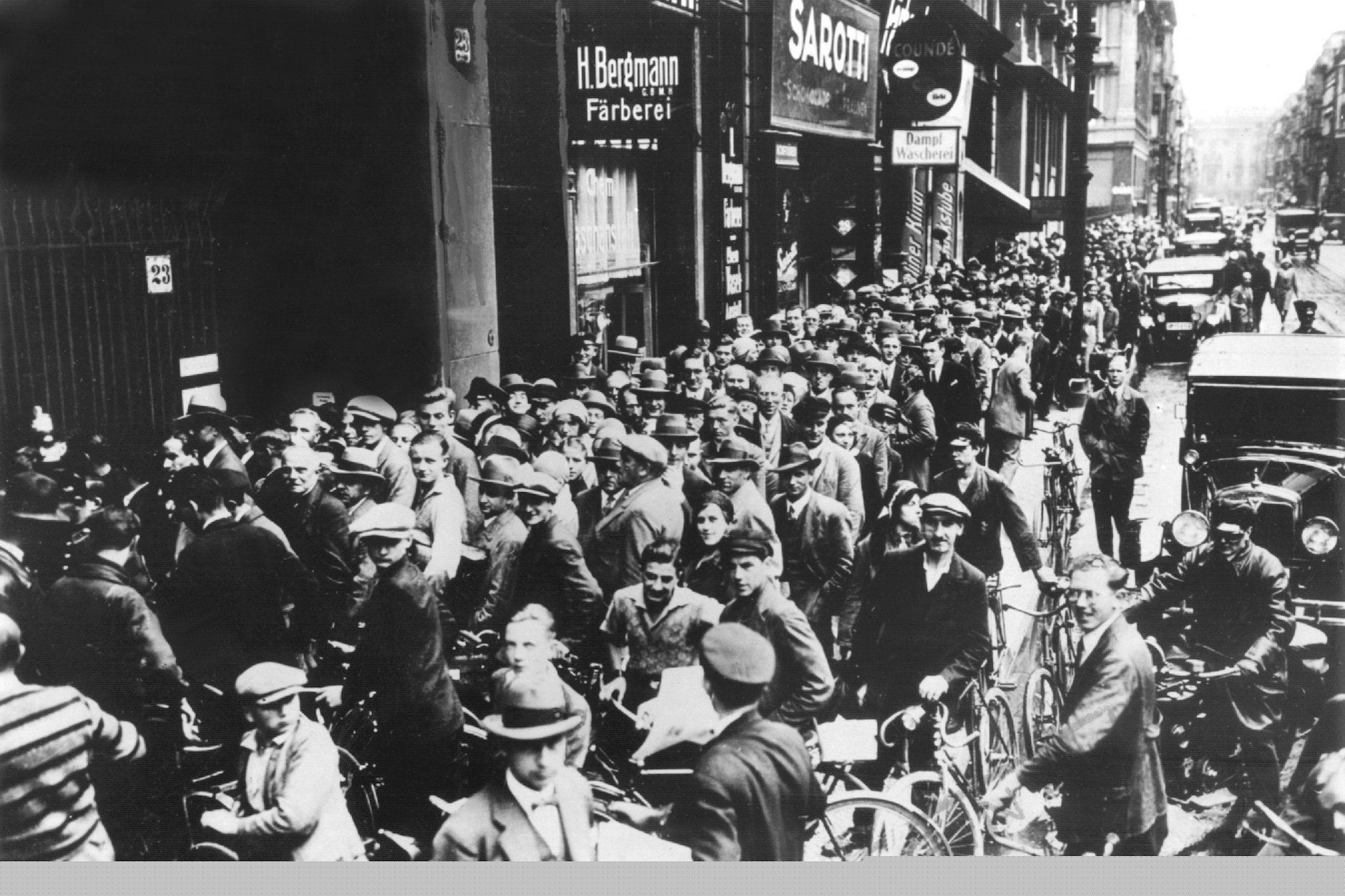 Tausende von Menschen stehen Schlange vor dem Berliner Postscheckamt, um ihr Guthaben abzuheben.