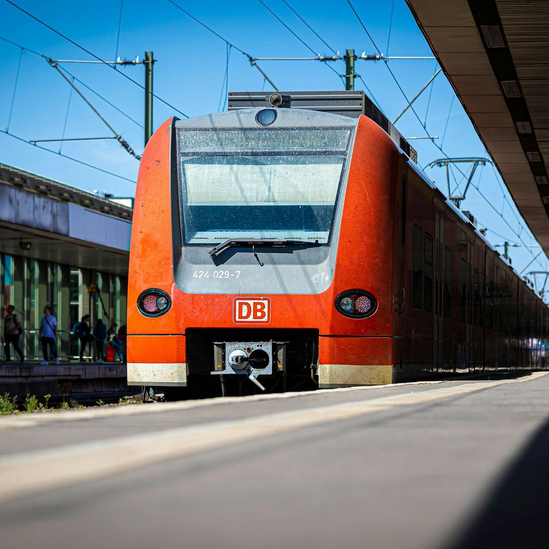 Rappelvolle Züge zu Pfingsten – DARAUF müssen sich Reisende einstellen