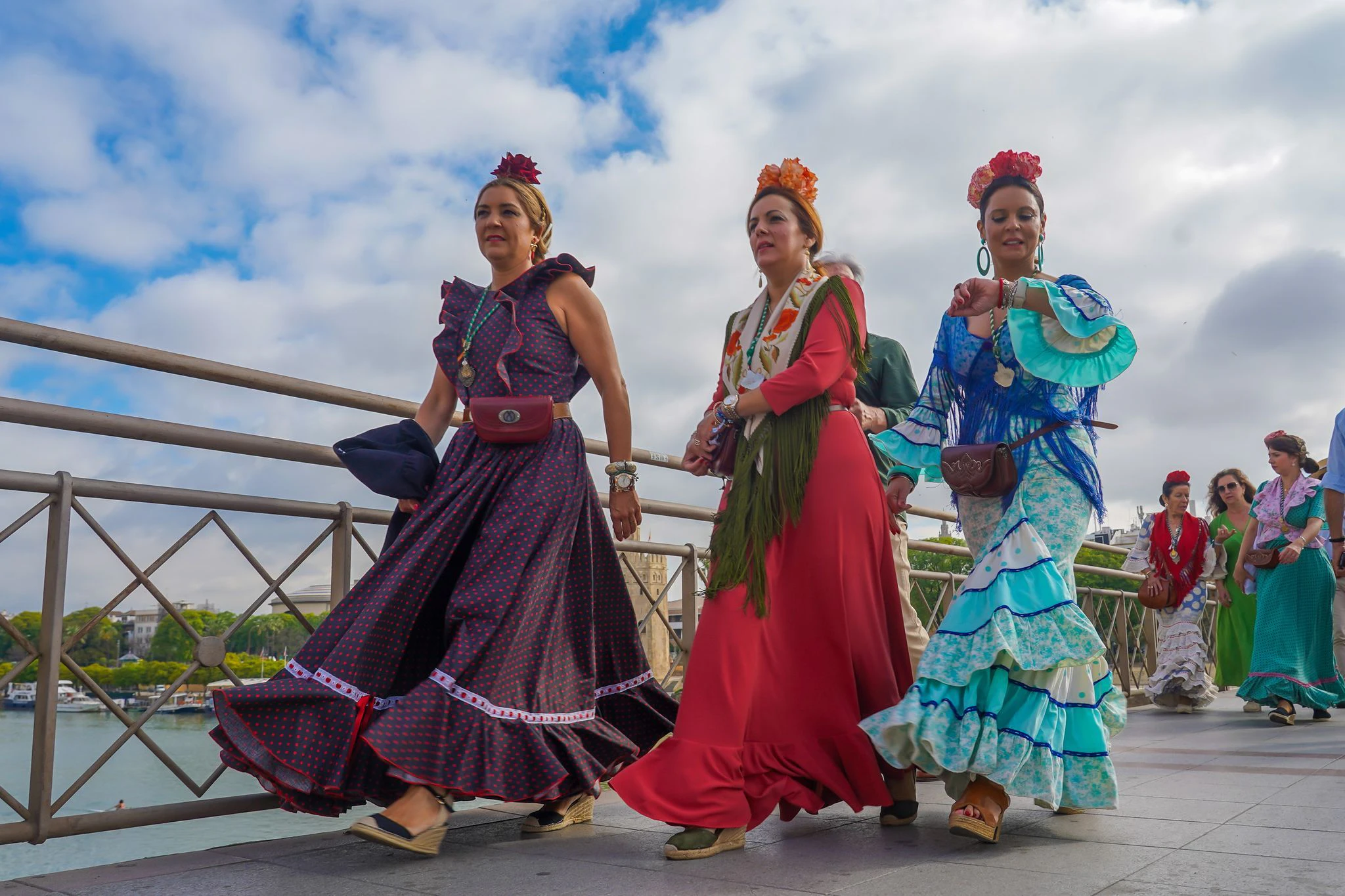 Pilgerinnen der Bruderschaft von Sevilla in traditioneller Tracht nehmen an der Pilgerfahrt nach El Rocio teil.  