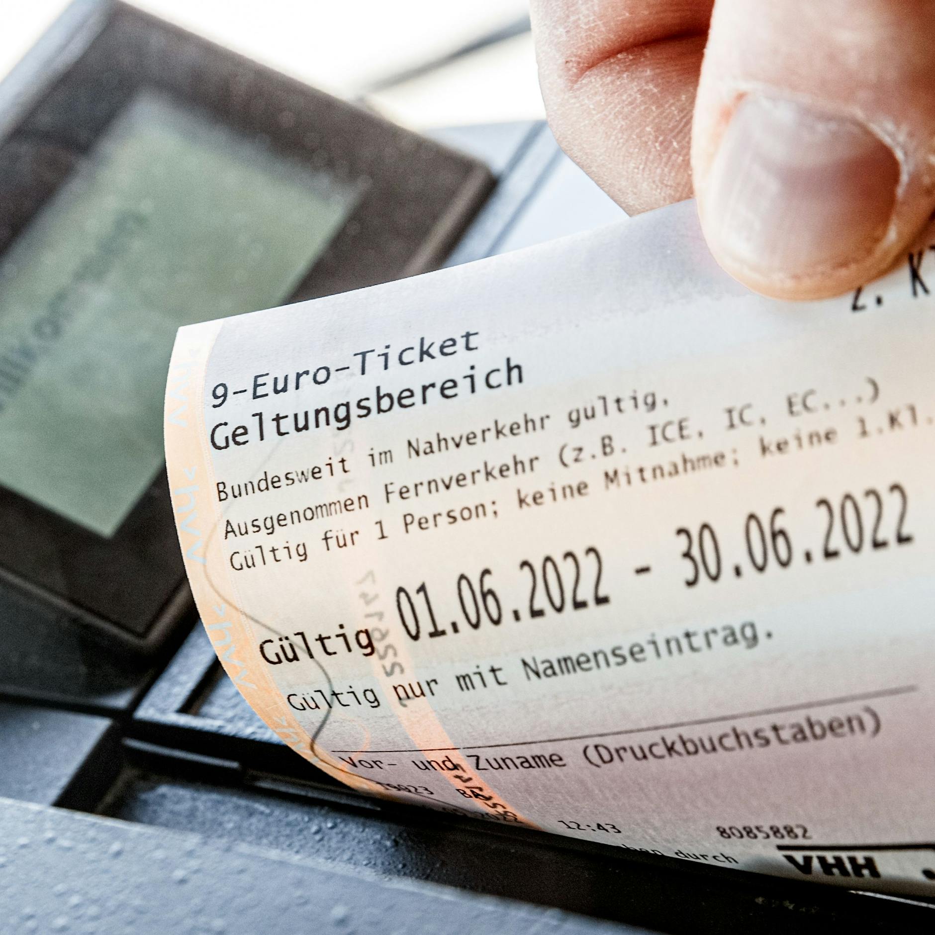 Wut-Kommentar zum 9-Euro-Ticket sorgt für Wirbel! Mann verschenkt seinen Fahrschein: „Bin seit zehn Jahren nicht mehr mit der Bahn gefahren und jetzt weiß ich wieder wieso“