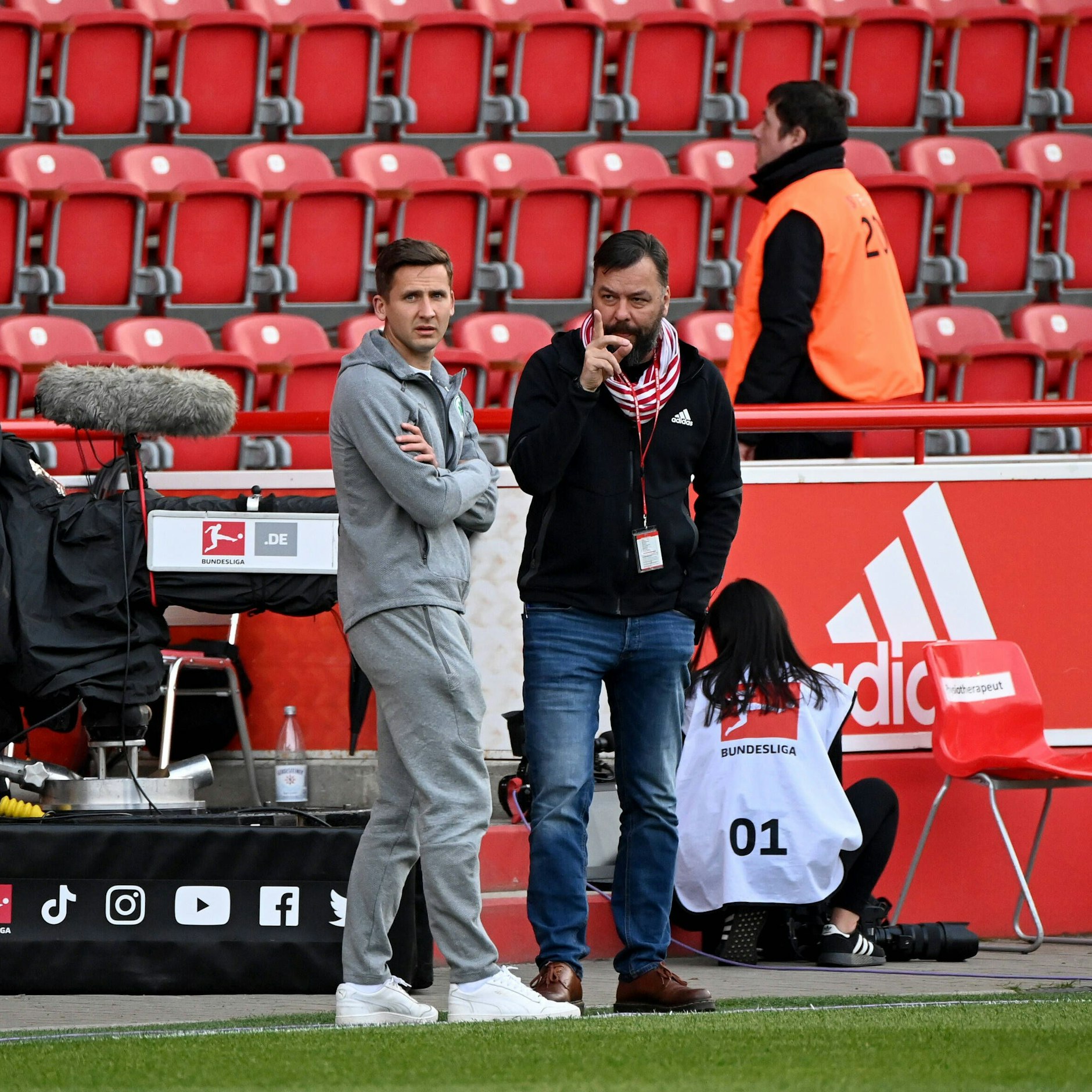 Christian Arbeit, Presssesprecher des 1. FC Union, erklärt Paul Seguin schon mal seine künftige Arbeitsstätte.