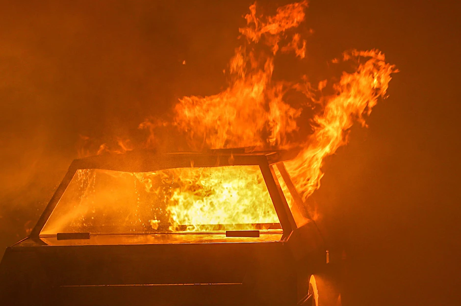 ARCHIV - Ein Auto steht in Flammen.  