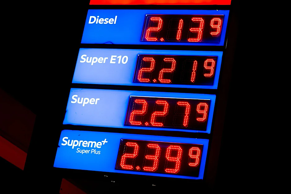 Die Preise für Kraftstoffe werden kurz vor Mitternacht an einer Tankstelle angezeigt.  