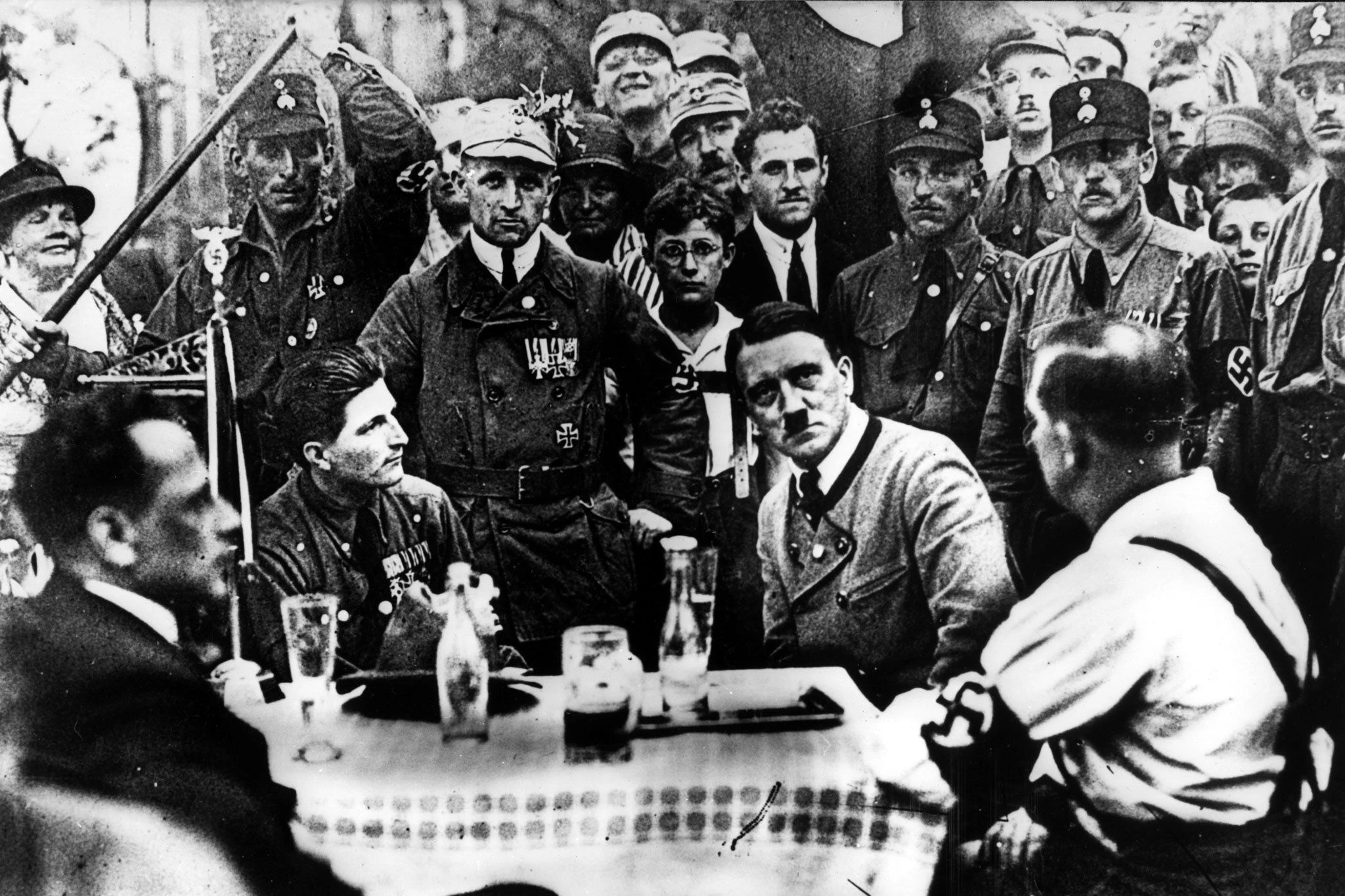 1925: Adolf Hitler bei einem Besuch einer bayerischen Gruppe der Nationalsozialisten.