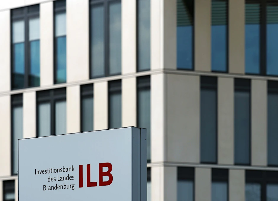 ARCHIV - Eine Hinweistafel steht nahe dem Eingang zur Investitionsbank des Landes Brandenburg (ILB).  a