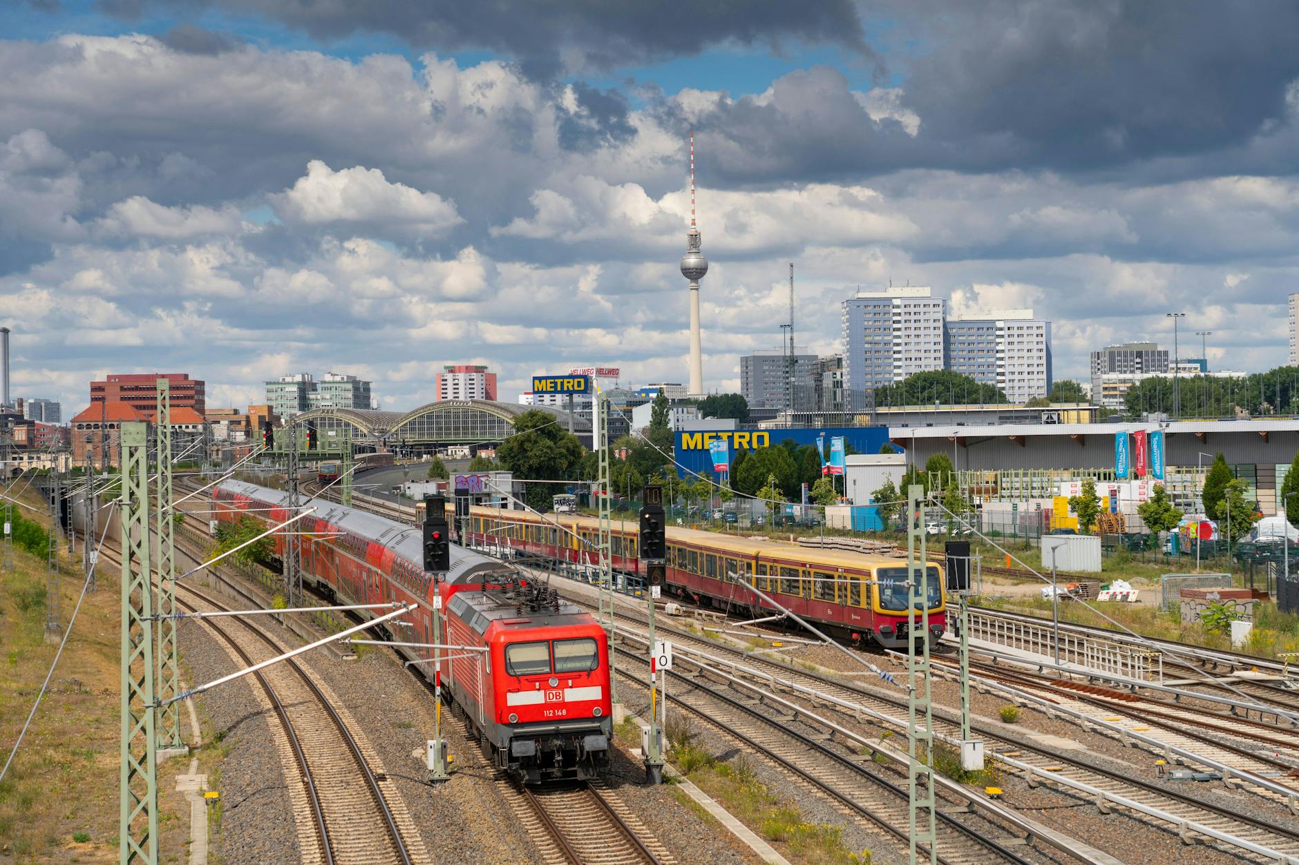 Ein Regionalexpress und eine S-Bahn zwischen der Warschauer Straße und dem Ostbahnhof.