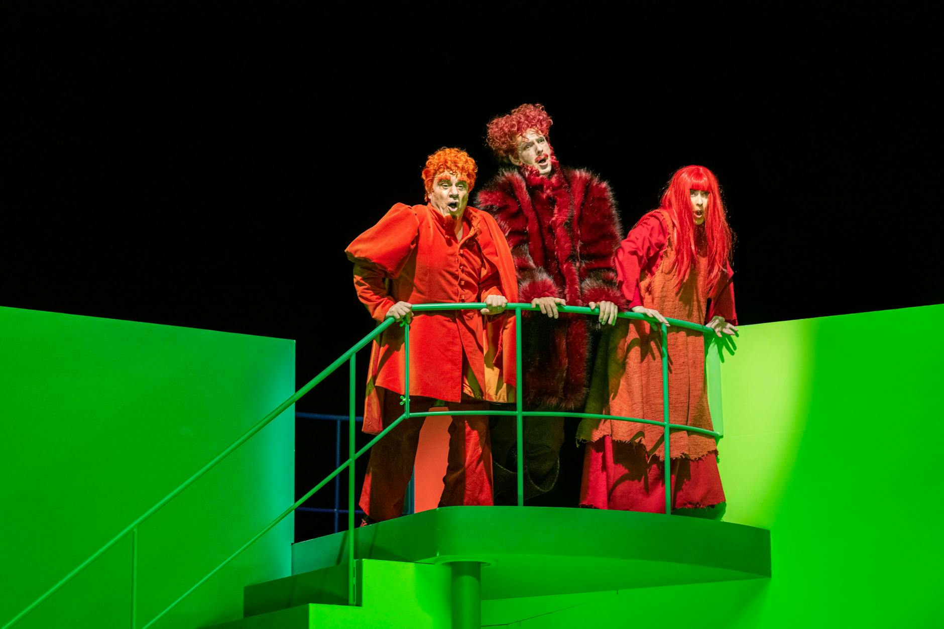 „Spuk unterm Riesenrad“ als Oper: Tommaso Randazzo (Rumpelstilzchen), Konrad Furian (Riese Otto) und Marie Hänsel (Hexe Emma).