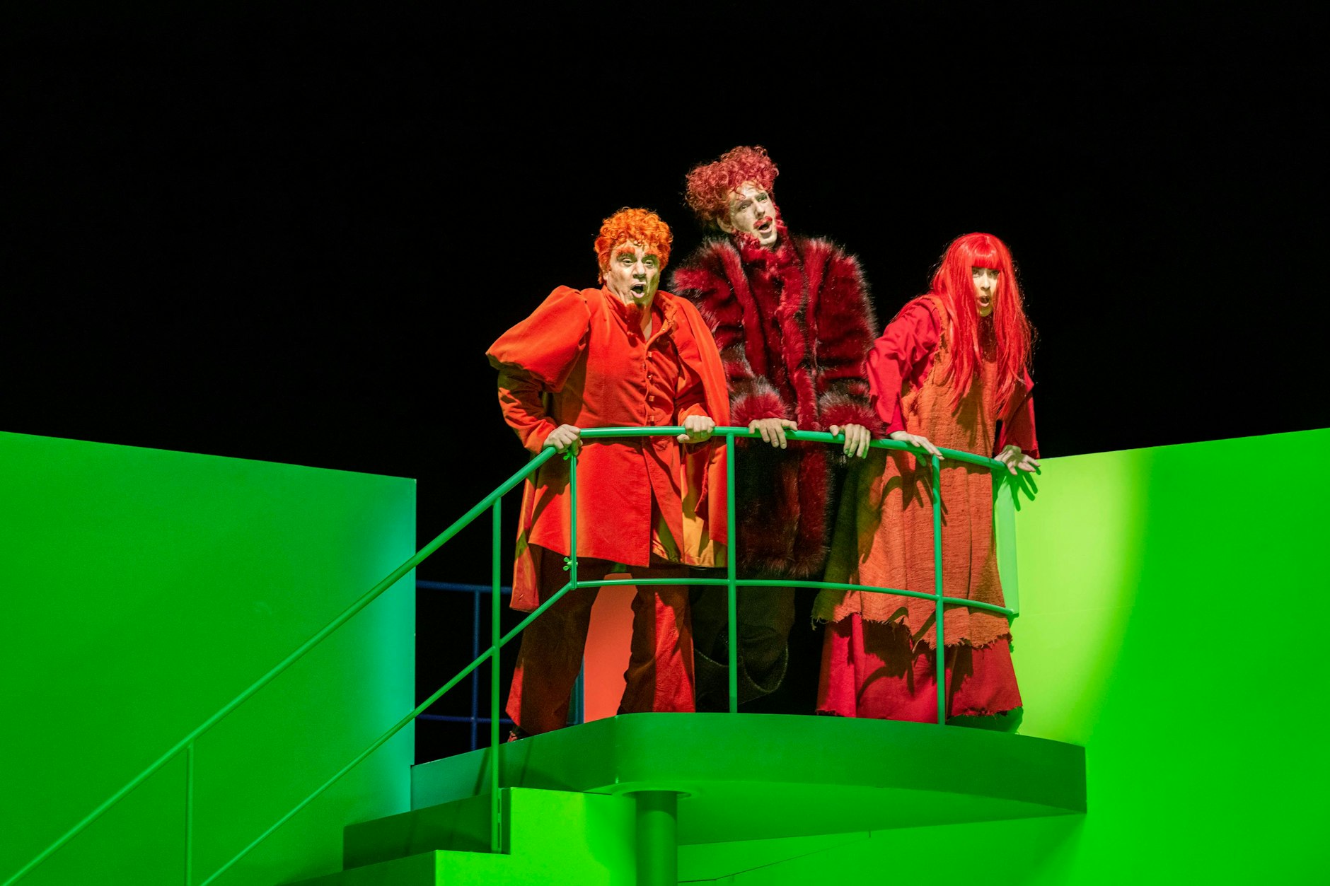 „Spuk unterm Riesenrad“ als Oper: Tommaso Randazzo (Rumpelstilzchen), Konrad Furian (Riese Otto) und Marie Hänsel (Hexe Emma).