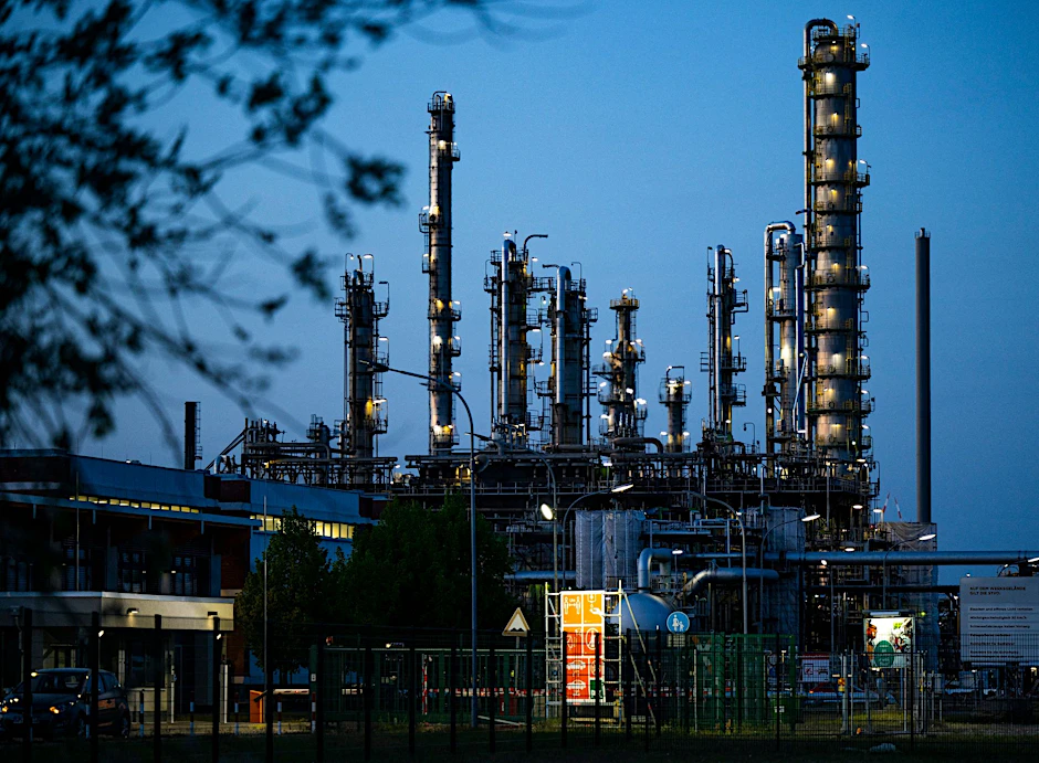 ARCHIV - Das Industriegelände der PCK-Raffinerie GmbH.  d