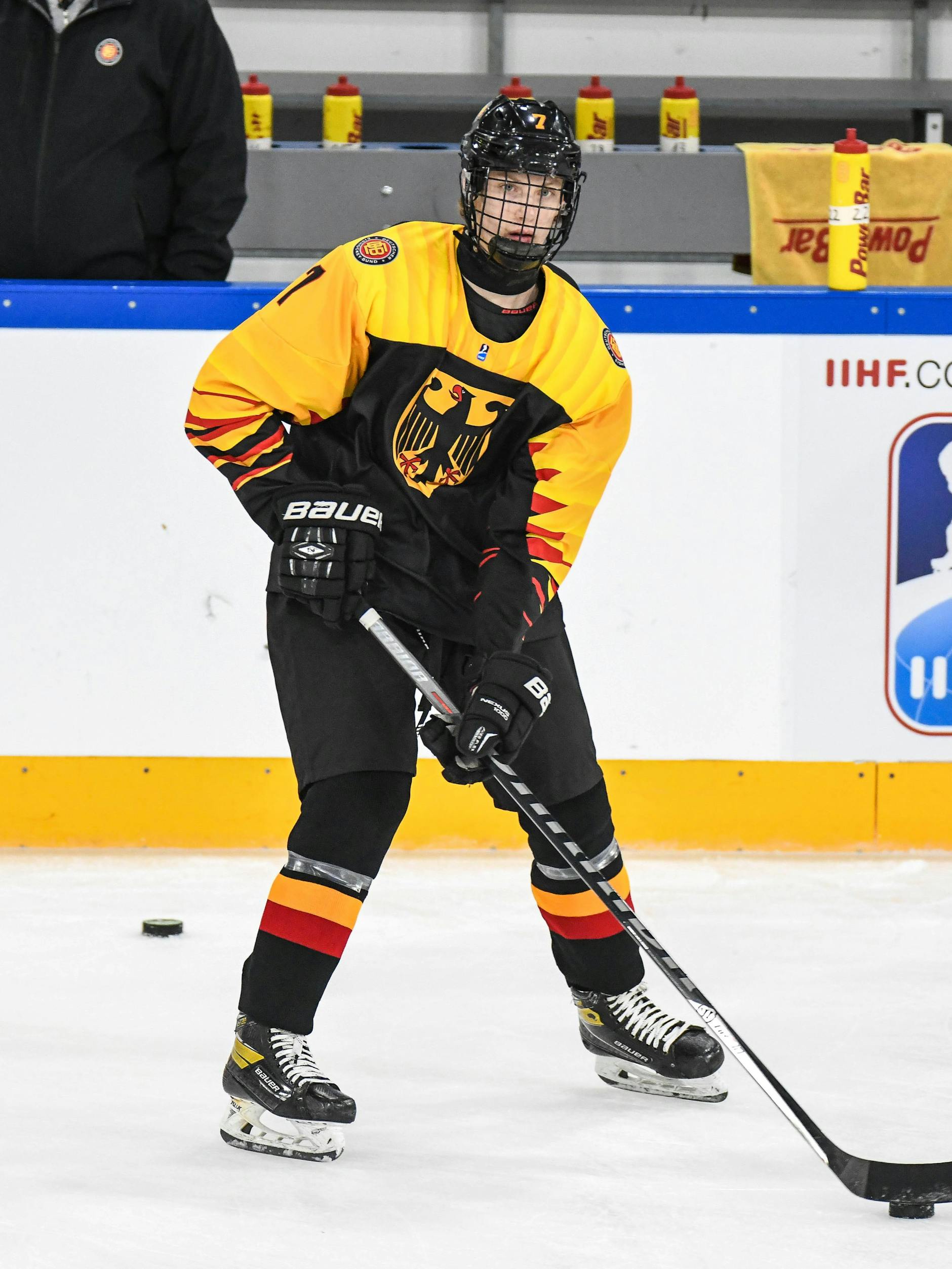Eric Hördler im Auswahldress. In der kommenden Saison spielt er gemeinsam mit Papa Frank für die Eisbären.