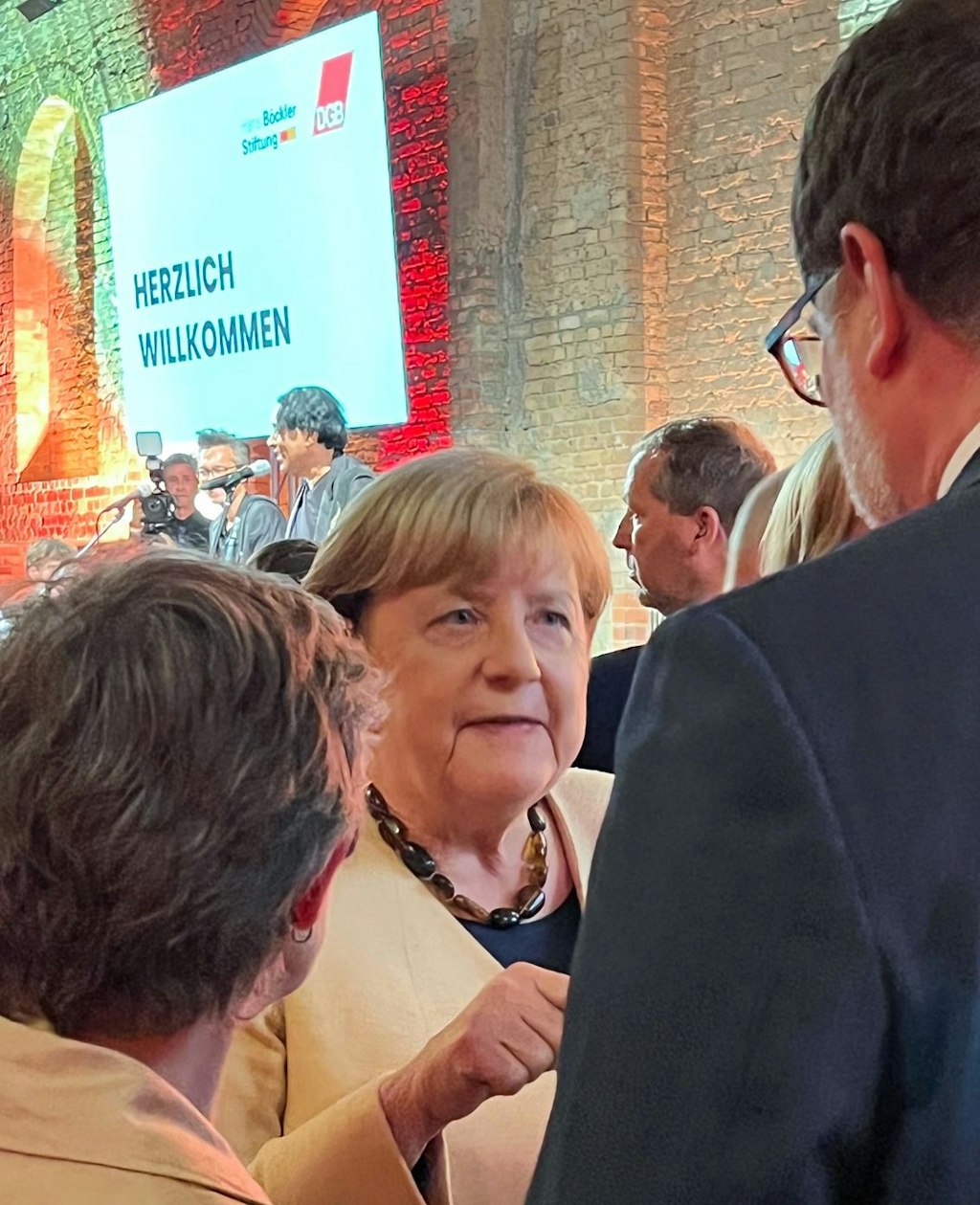 Ex Kanzlerin Bricht Ihr Monatelanges Schweigen Das Hält Angela Merkel