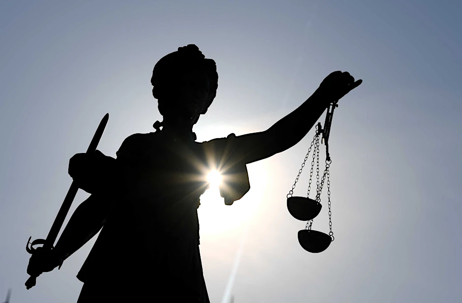 ARCHIV - Eine Statue der Justitia steht mit Waage und Schwert in der Hand.  
