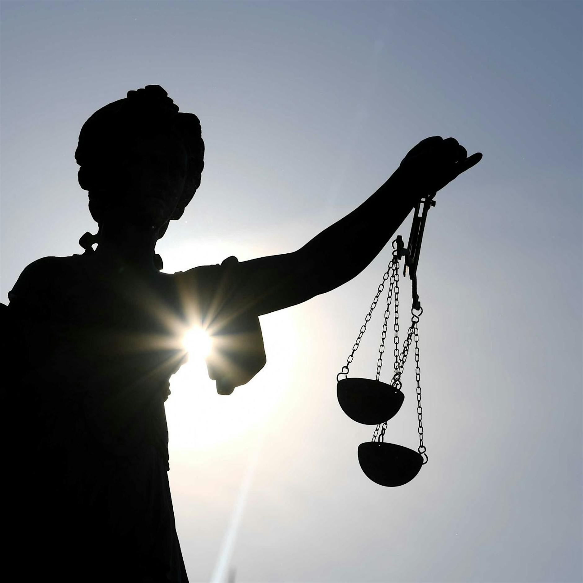 Kriegswaffen und Drogen via Encrochat: Hohe Haftstrafen