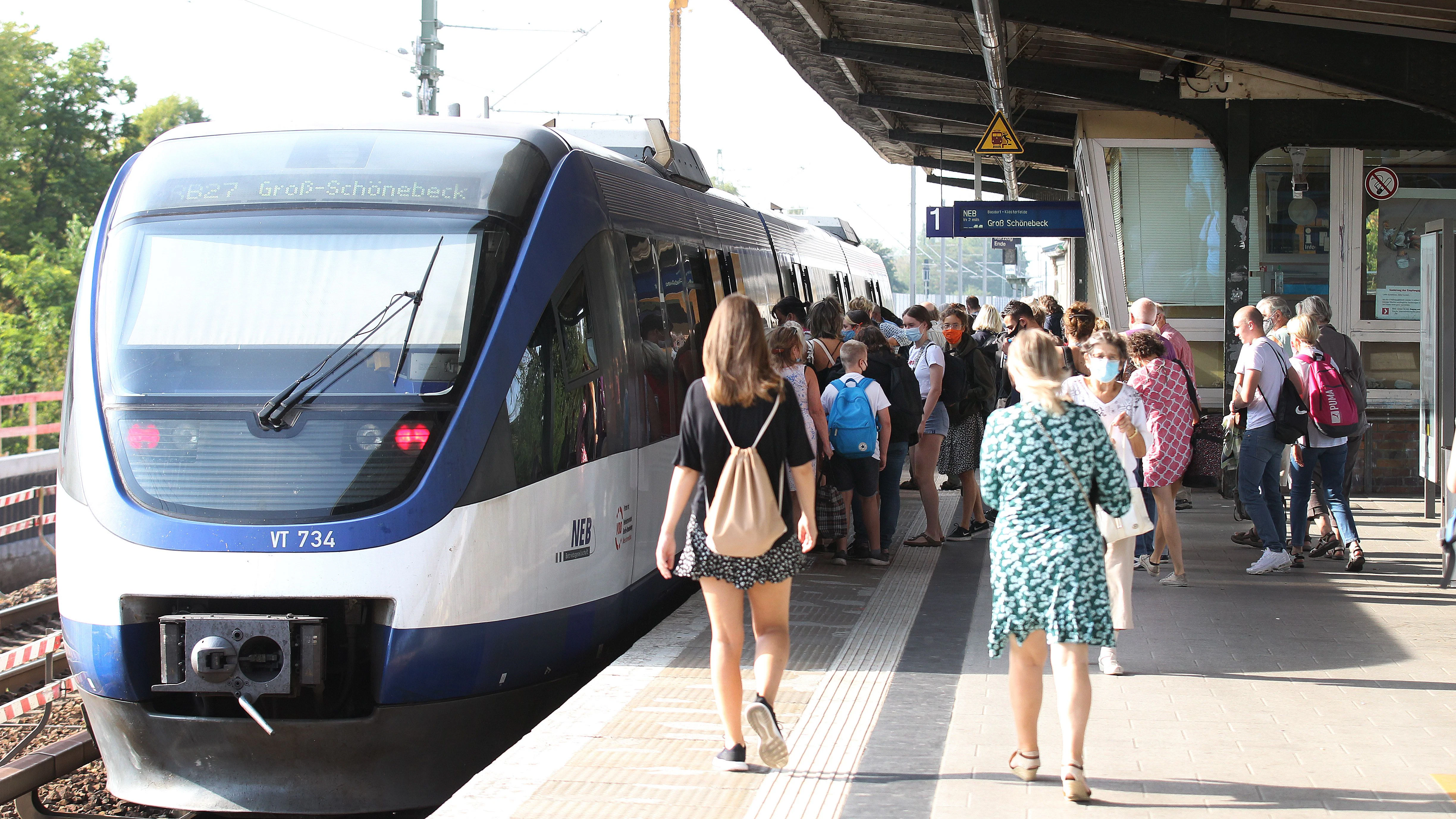 Einsteigen bitte: Ein Zug der Heidekrautbahn hält in Berlin-Karow. Derzeit gibt es von dort bis Basdorf im Landkreis Barnim einen Halbstundentakt. Jenseits davon fährt in der Regel alle 60 Minuten ein Triebwagen.