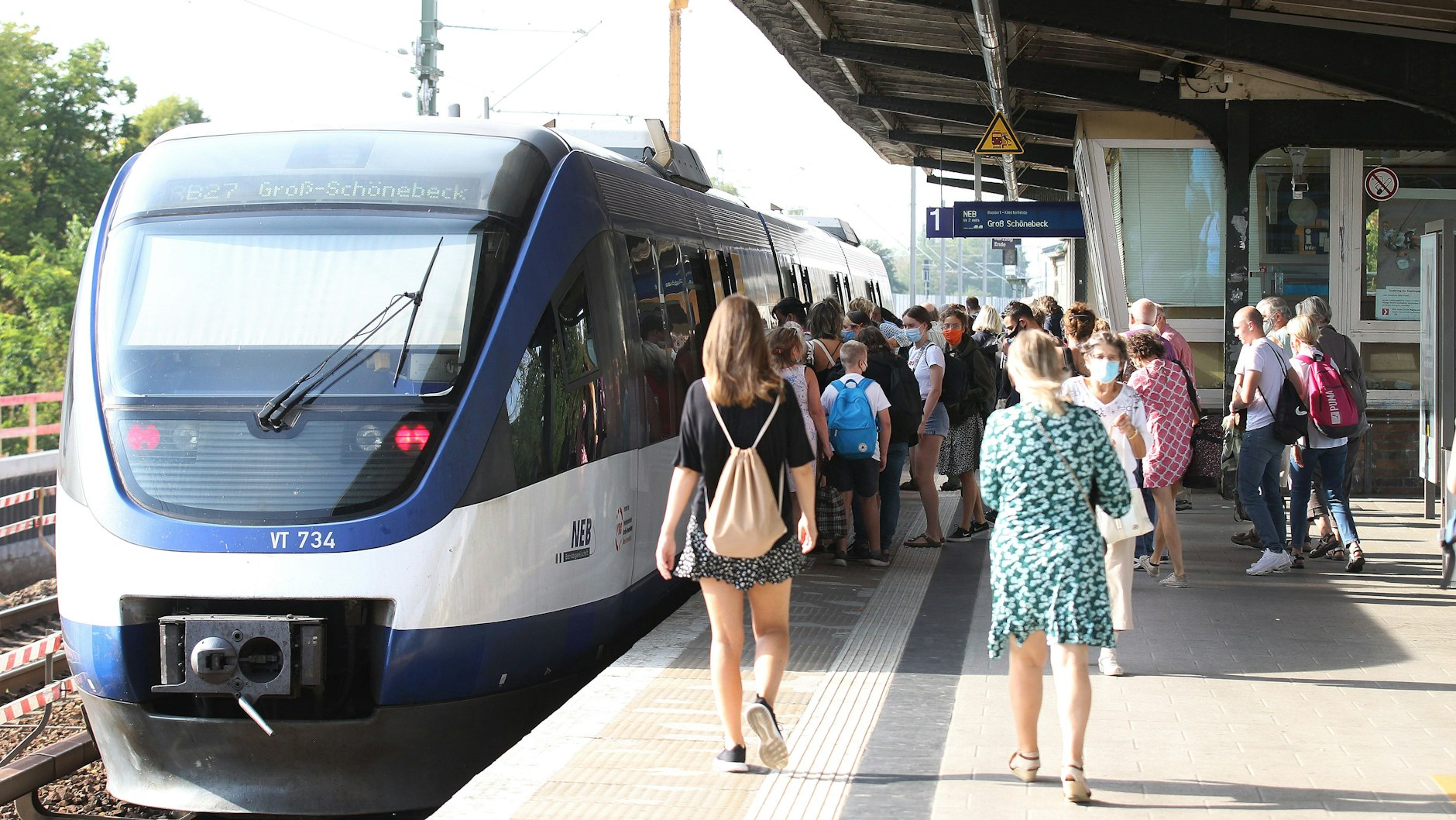 Einsteigen bitte: Ein Zug der Heidekrautbahn hält in Berlin-Karow. Derzeit gibt es von dort bis Basdorf im Landkreis Barnim einen Halbstundentakt. Jenseits davon fährt in der Regel alle 60 Minuten ein Triebwagen.