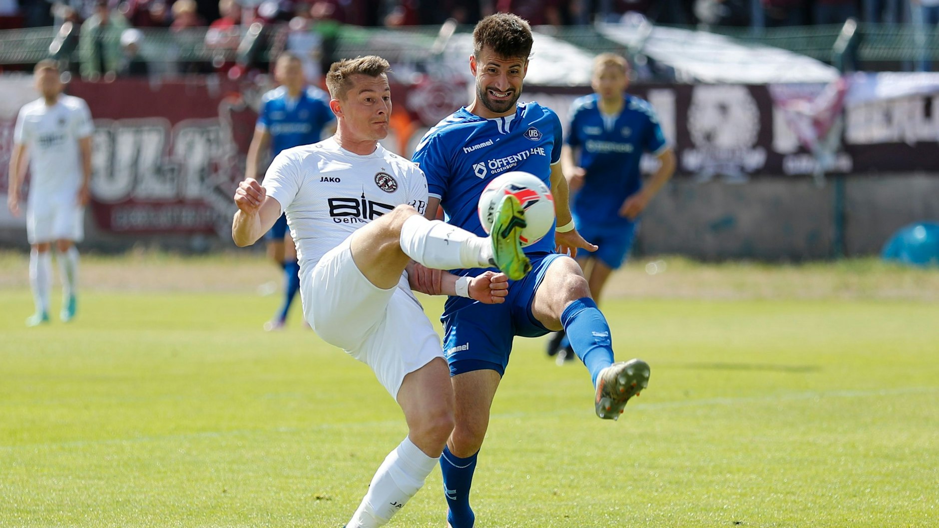 BFC-Stürmer Matthias Steinborn (l.) – hier im Duell mit Oldenburgs Gazi Siala – versuchte, seine Dynamos unter der Woche noch mal zu pushen.