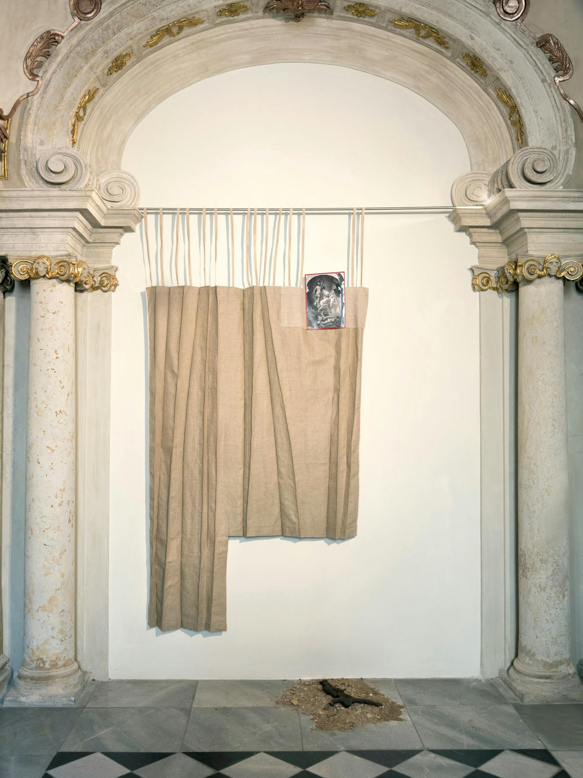 Statt eines neuen Wandbildes für das Verschollene nur ein Vorhang: Christa Jeitners Kunst-Thema ist der Verlust.