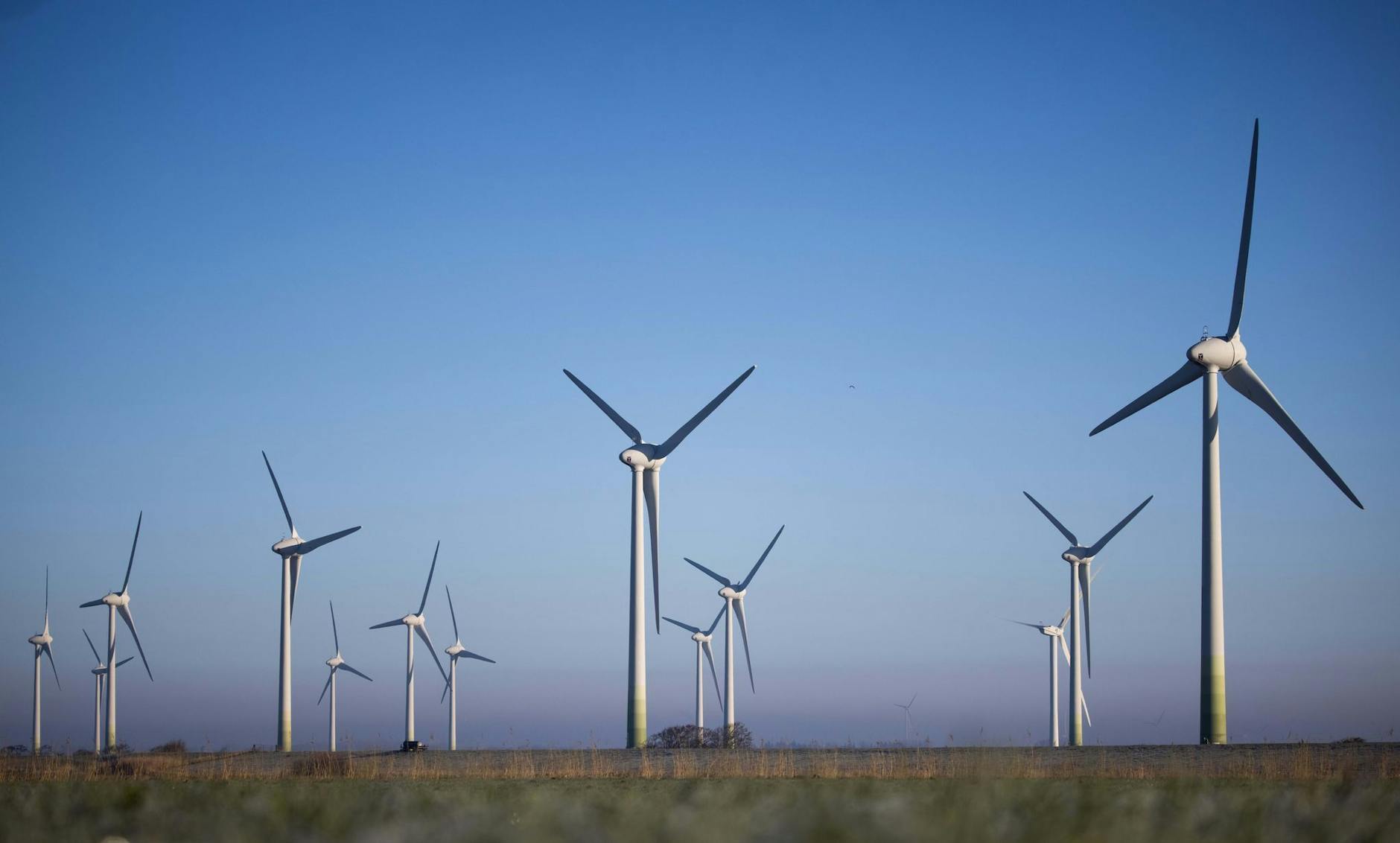 ARCHIV - Windräder im Sönke Nissen Koog nahe der Nordsee.