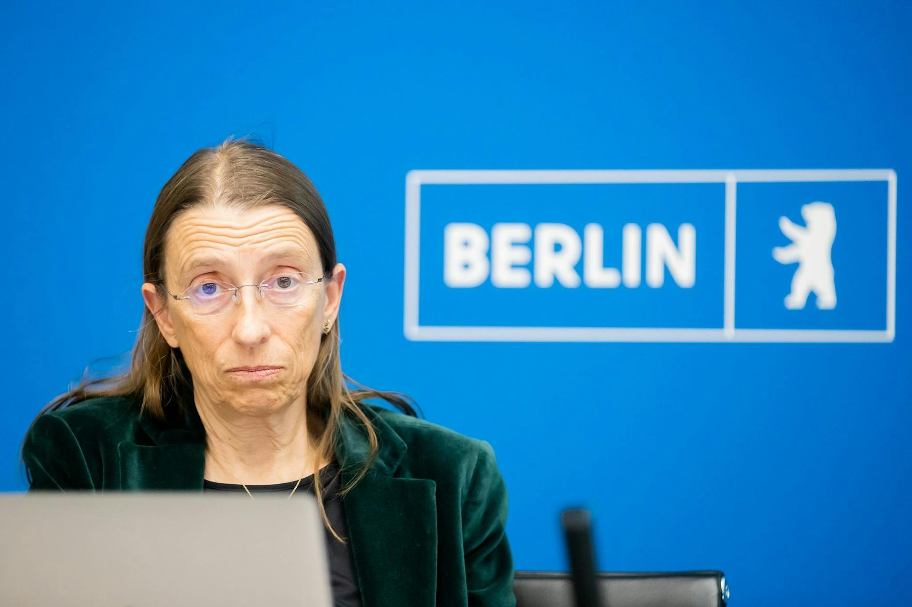 ARCHIV - Ulrike Rockmann, stellvertretende Berliner Landeswahlleiterin, spricht bei einer Pressekonferenz.