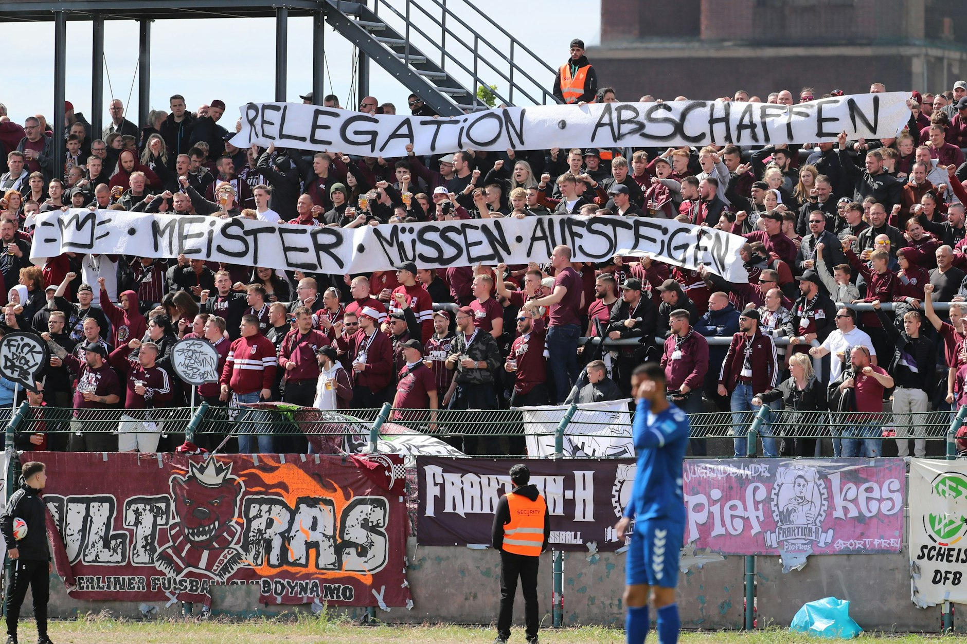 Die BFC-Fans bringen es auf den Punkt: Ein Meister muss direkt aufsteigen, die Relegation gehört abgeschafft.