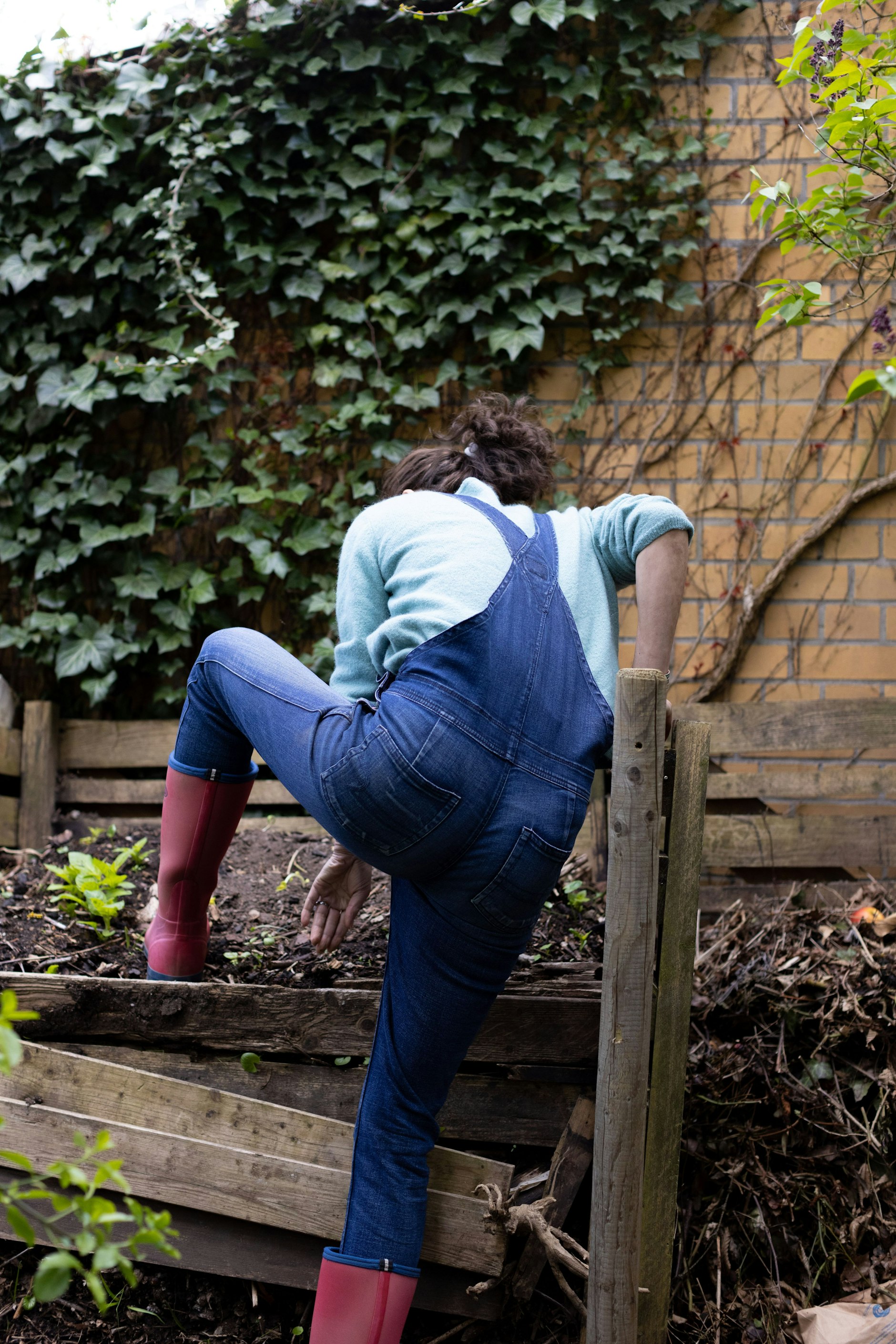 Steigt gern mal in den Kompost: Unsere neue Kolumnistin in Aktion.
