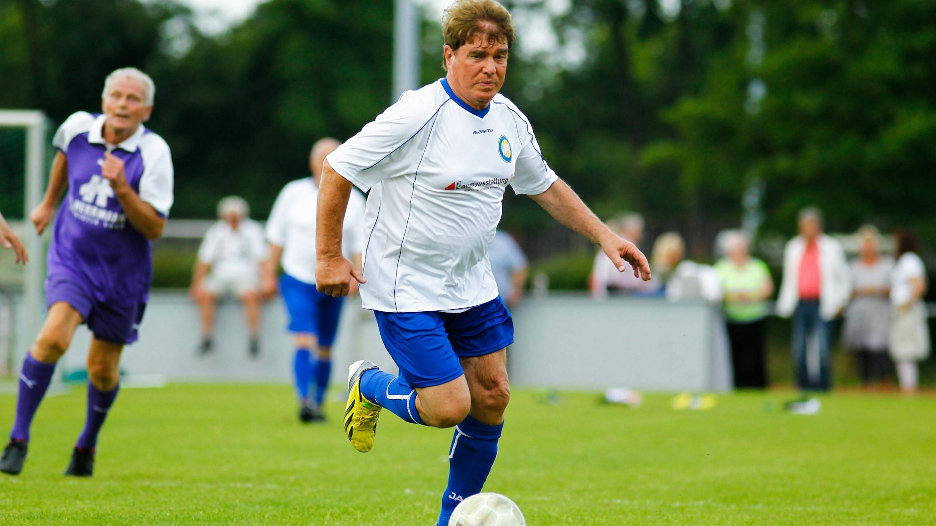 Ein ganzes Leben auch für den Sport. Mit Fußball hat sich Frank Schöbel immer fit gehalten. Hier 2014 bei einem Spiel des BSV Eintracht Mahlsdorf gegen die DDR-Oberliga-Altstars.