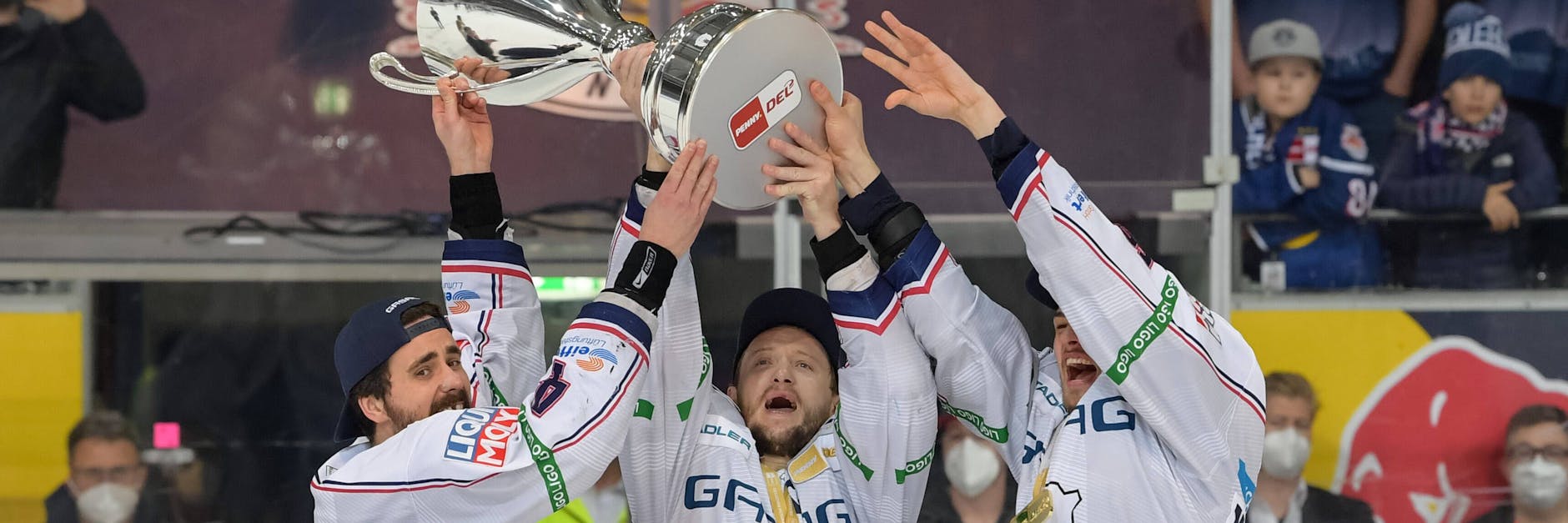 Frank Hördler (Mitte) stemmt seinen neunten Meisterpokal mit Morgan Ellis (l.) und Kai Wissmann.