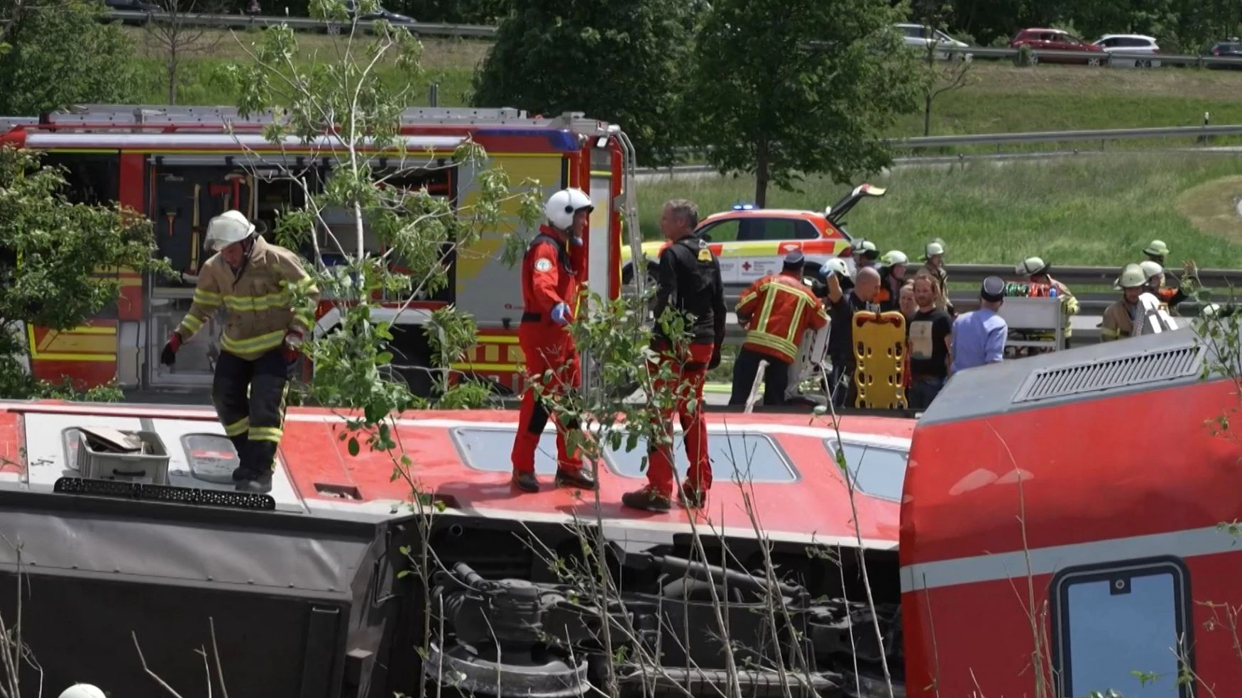 Mehrere Waggons stürzten auf die Seite.