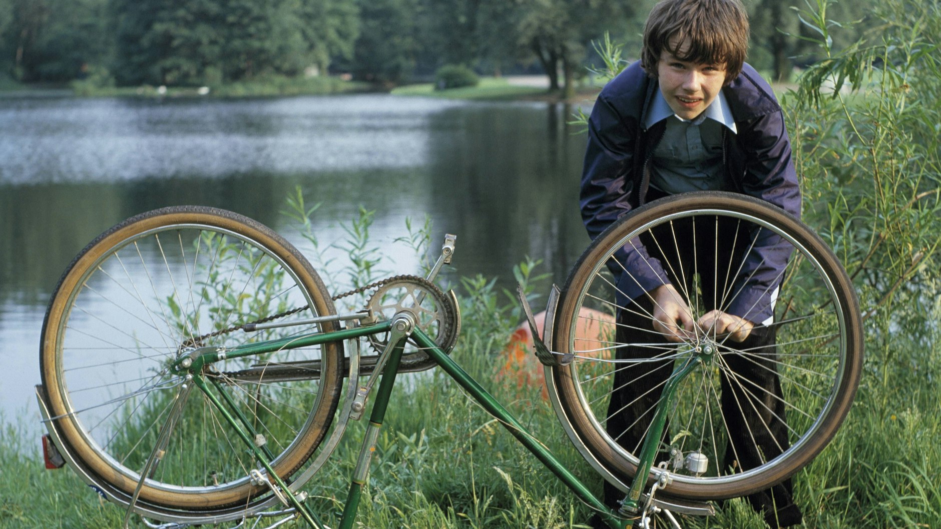 Reifenwechsel – schön, wenn man’s selbst kann. In den 1970er-Jahren war das allerdings auch noch nicht so kompliziert wie heute.