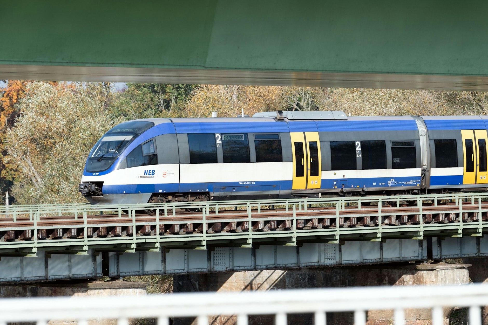 Ein Dieseltriebwagen der Oderlandbahn überquert bei Kostrzyn (Küstrin) die Oder. Weil die Brücke neu gebaut wird, ist der grenzüberschreitende Abschnitt nach Polen noch bis Mitte Dezember 2022 gesperrt.