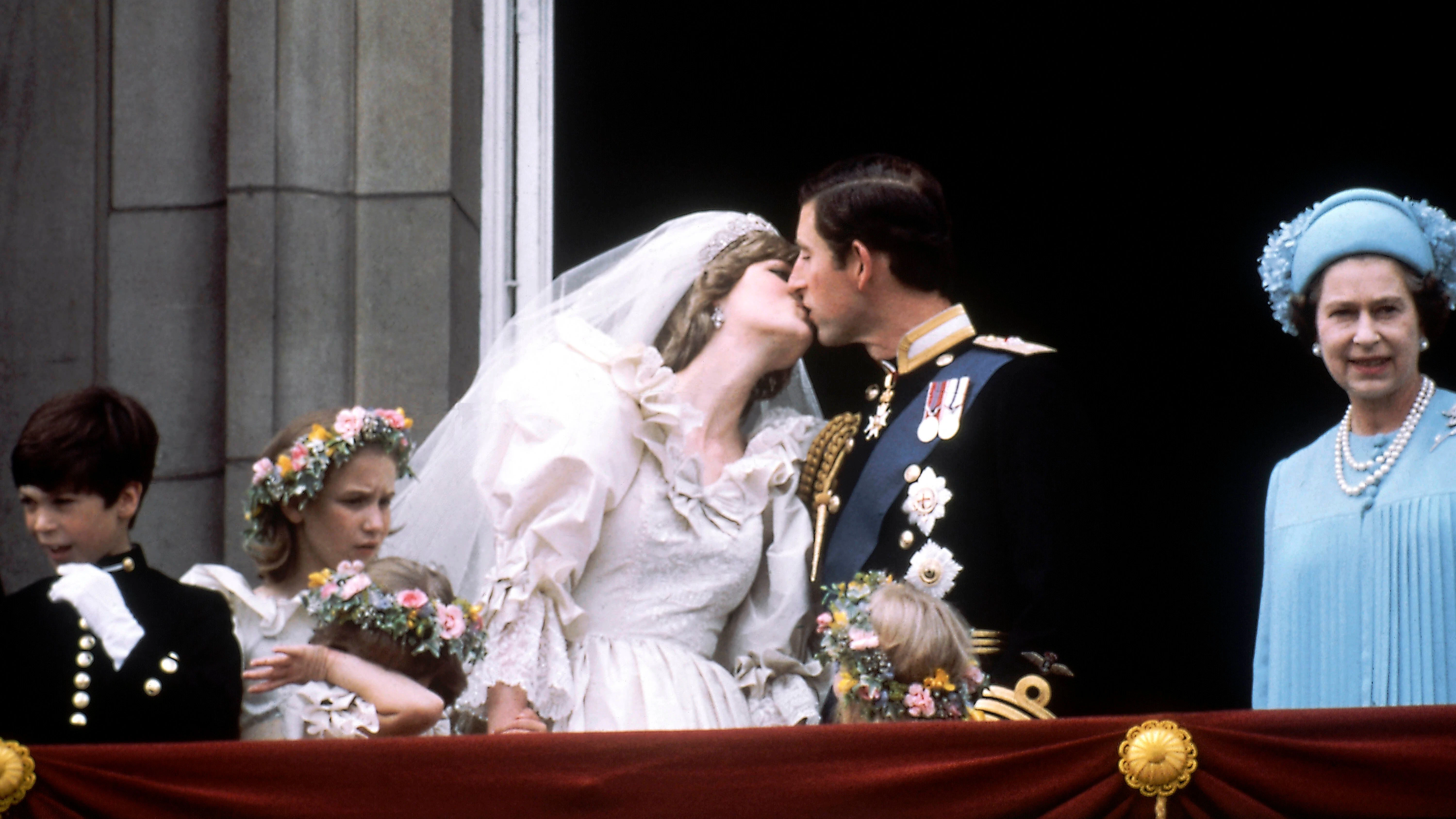 Der Kuss nach der Hochzeit: Anfänglich goutierte die Queen die Verbindung von Charles und Diana.