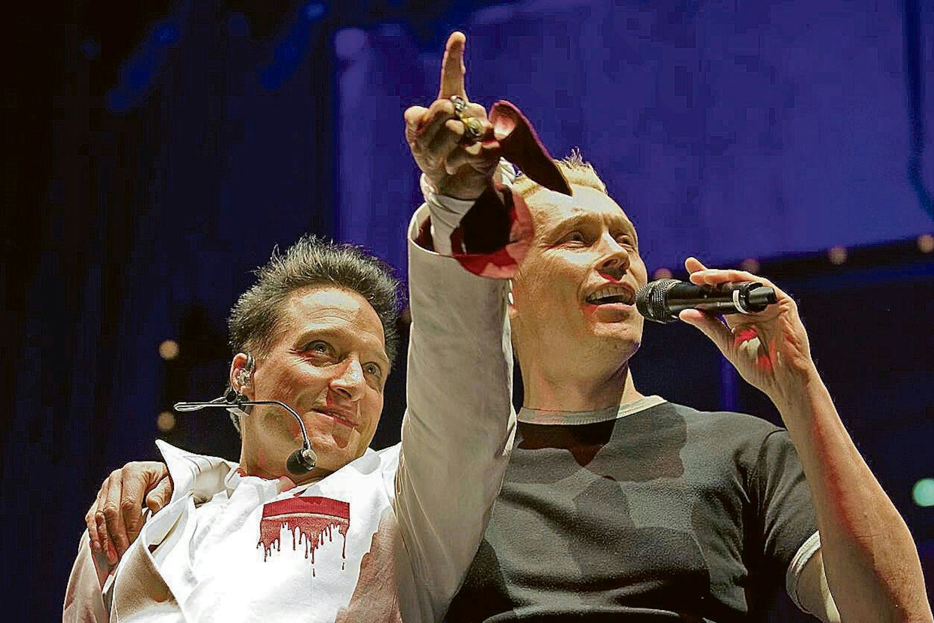 Bela B (l.) und Farin Urlaub von der Punkrock-Band Die Ärzte stehen auf der Bühne. Die Berliner Band denkt über ihr nächstes Album nach.