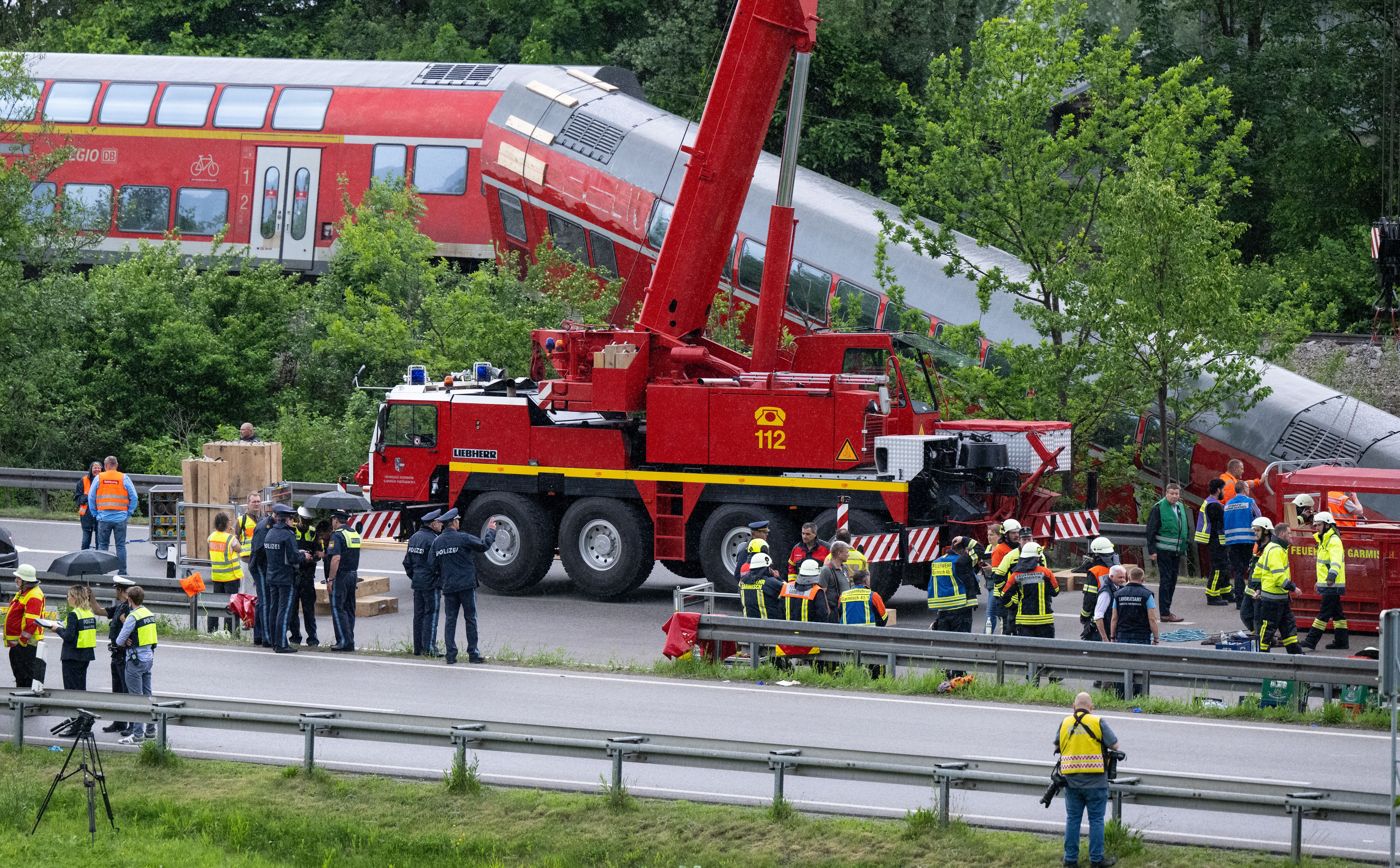 Image - Dramatische Bilder: Schweres Zugunglück bei Garmisch-Partenkirchen: 4 Tote, viele Verletzte – Waggons umgestürzt, viele Schüler unter den Opfern!