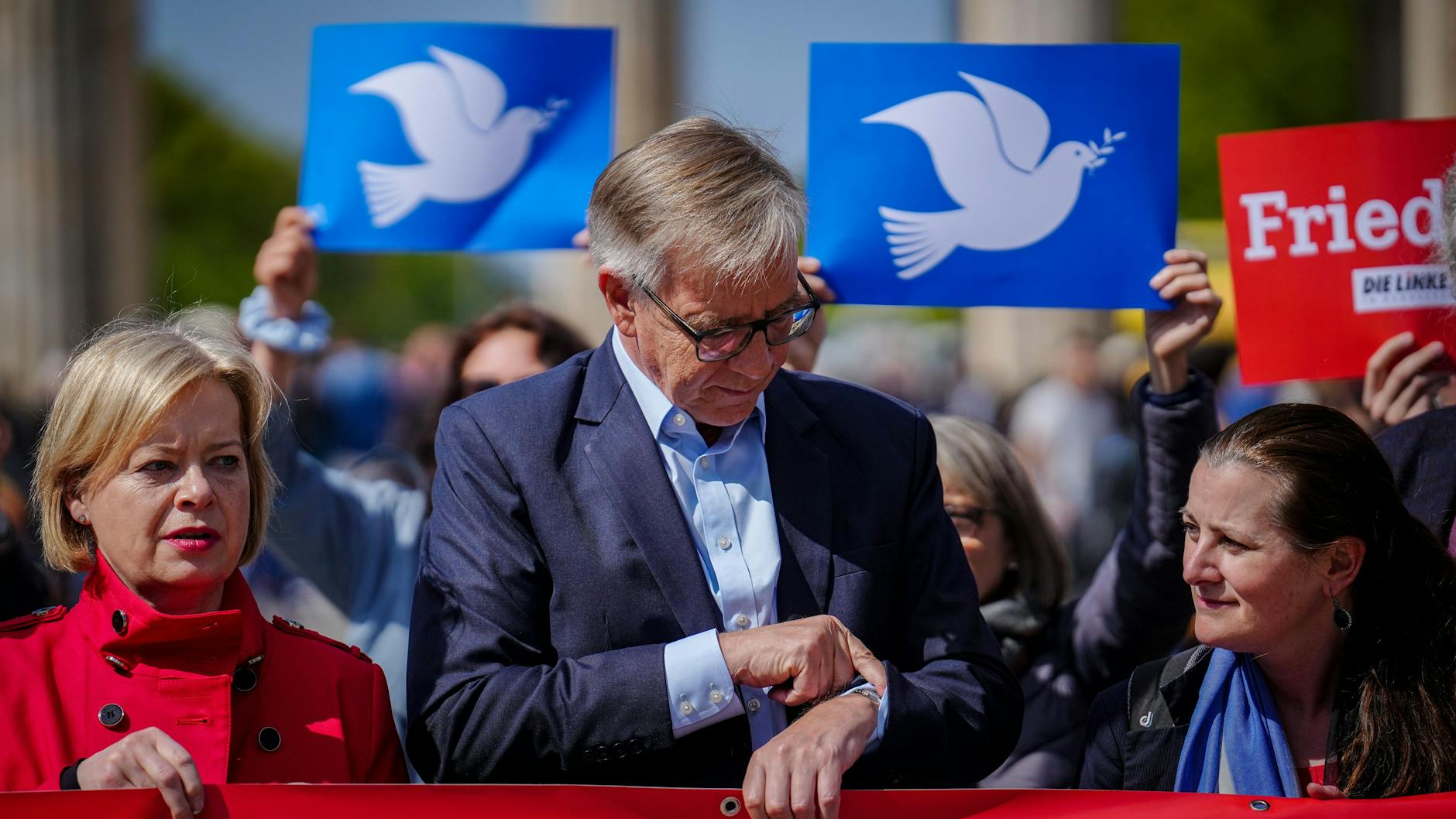 Mitglieder der Linksfraktion beim Protest gegen das Sondervermögen von 100 Milliarden Euro für die Bundeswehr im April.