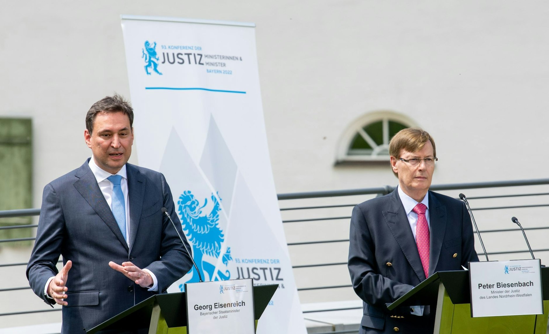 Zum Abschluss der Justizministerkonferenz geben Georg Eisenreich (Bayern, l) und Peter Biesenbach (NRW) eine Pressekonferenz.  