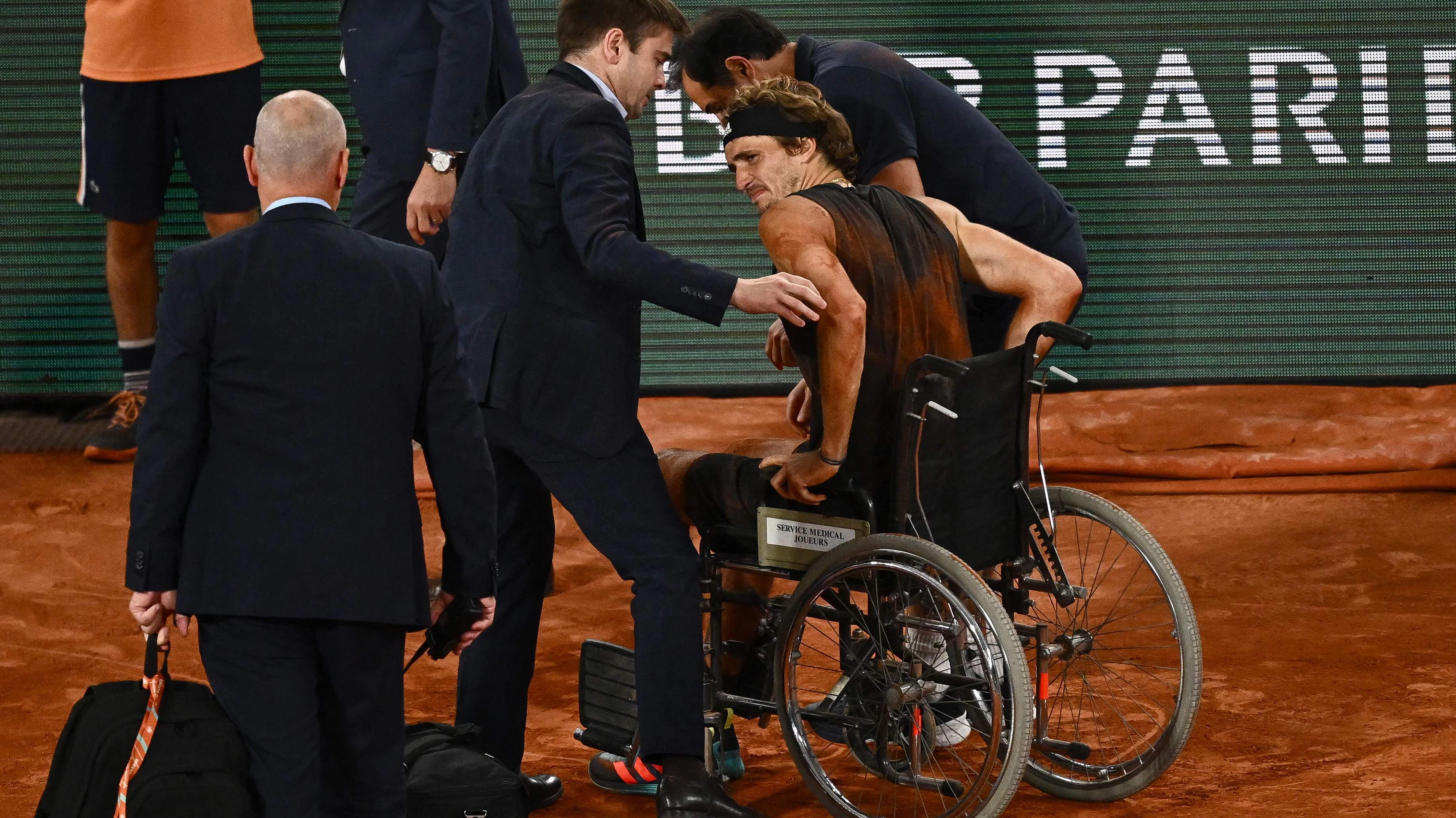 Zverev musste im Rollstuhl vom Platz gefahren werden.