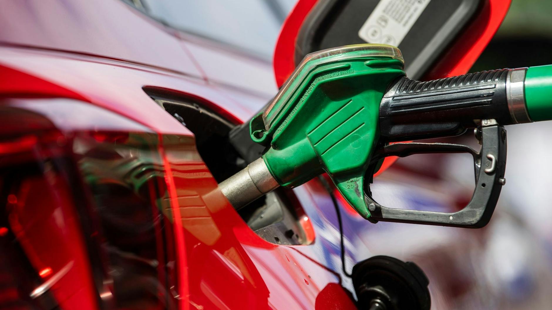 Von Anfang Juni bis Ende August 2022 wird der Steuersatz für Benzin um fast 30 Cent, für Diesel um gut 14 Cent gesenkt. Allerdings merken Autofahrer noch nichts davon.