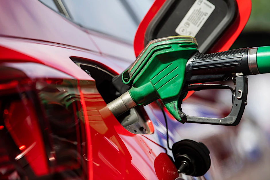 Von Anfang Juni bis Ende August 2022 wird der Steuersatz für Benzin um fast 30 Cent, für Diesel um gut 14 Cent gesenkt. Allerdings merken Autofahrer noch nichts davon.