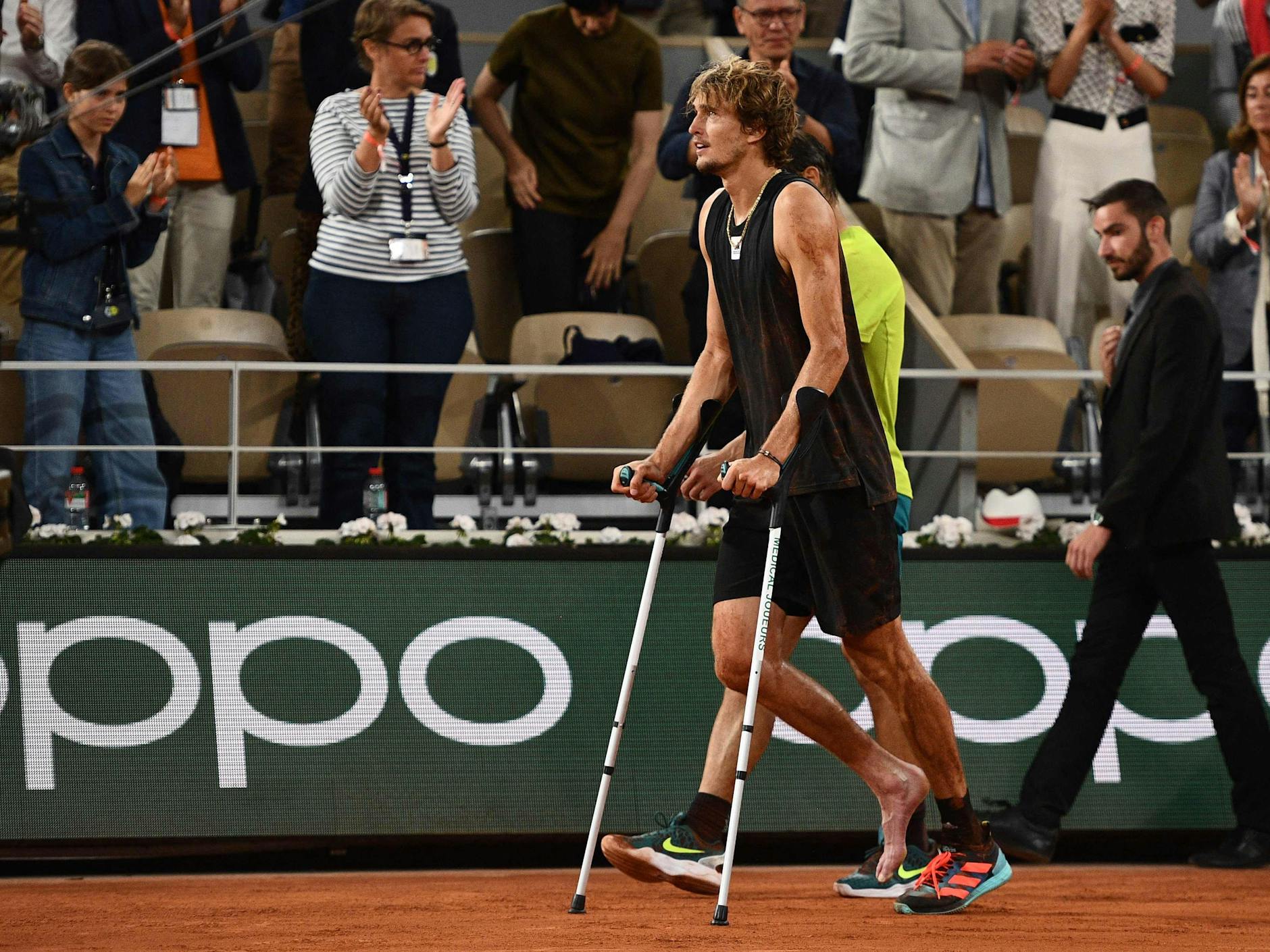 Auf Krücken kam Zverev noch einmal aus der Kabine, um sich zu verabschieden.