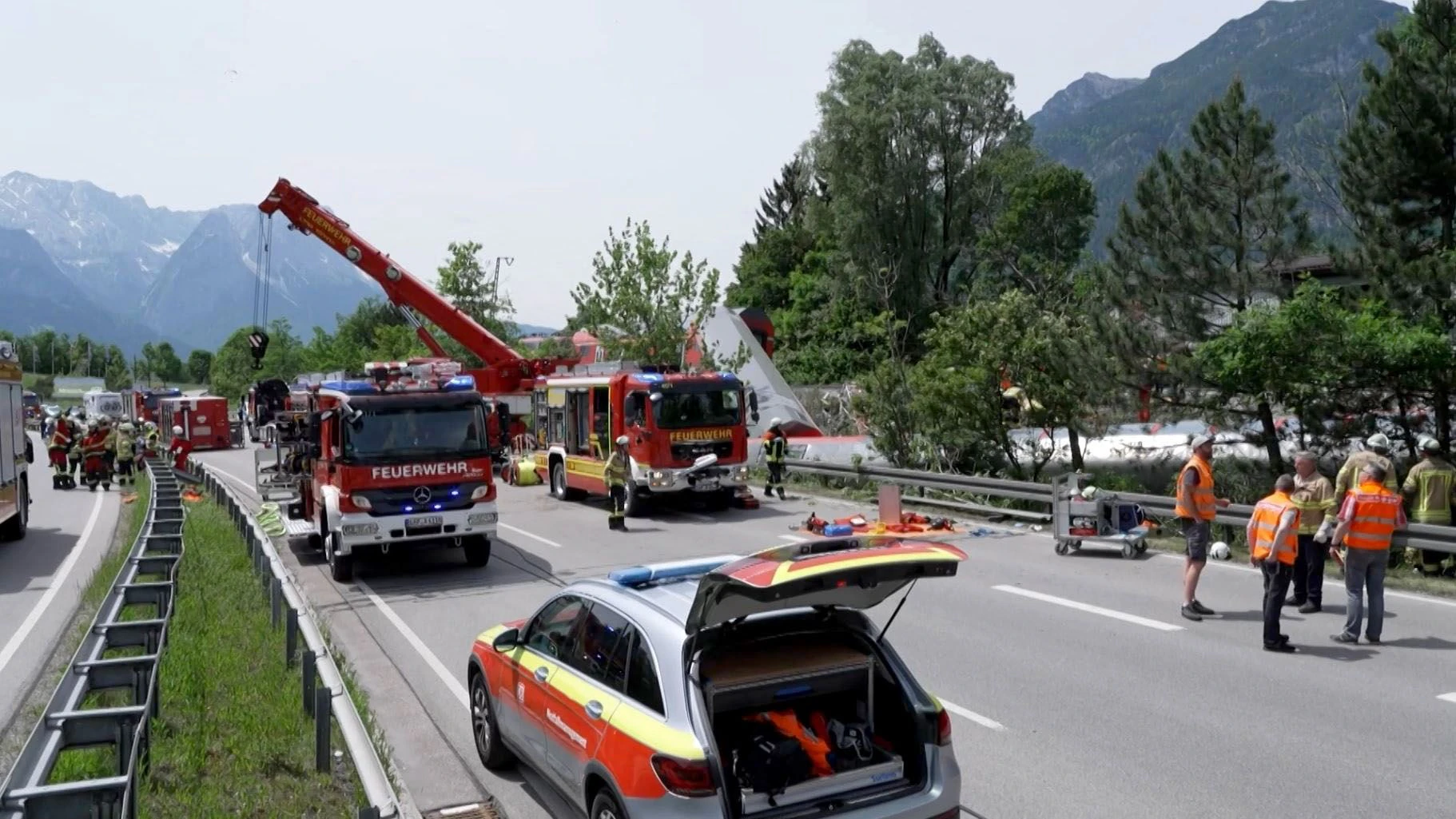 Rettungskräfte an der Unfallstelle.