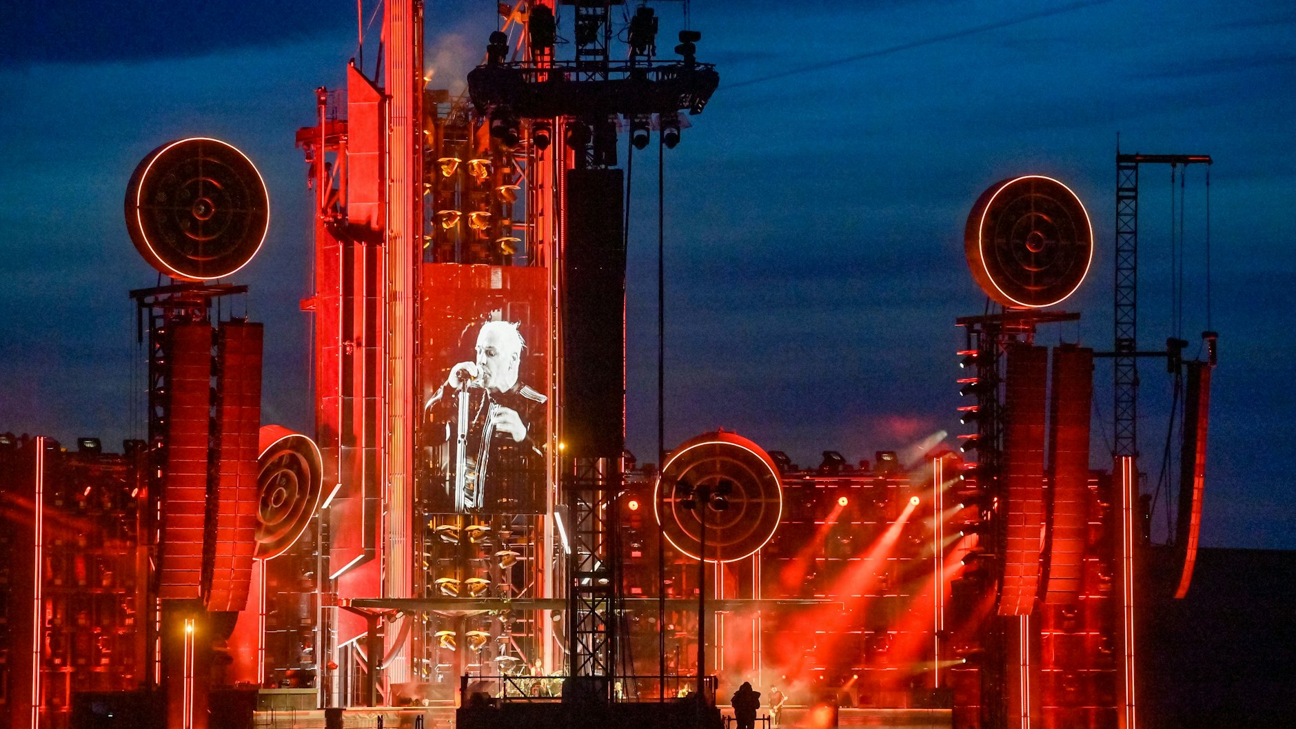 Die gigantische Bühne von Rammstein steht am Wochenende im Berliner Olympiastadion.