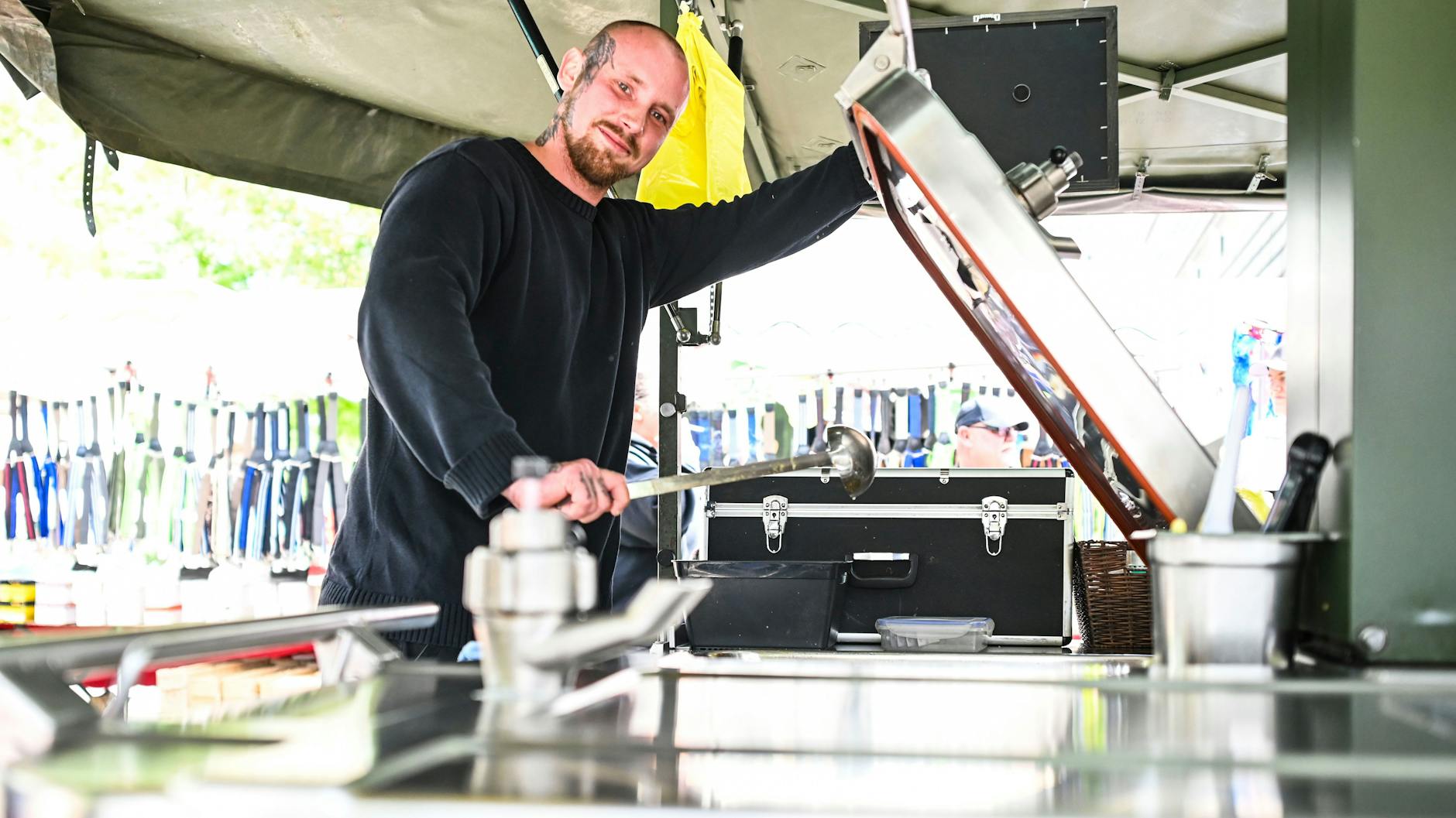 Erik Fehlberg verkauft zweimal wöchentlich Suppe auf dem kleinen Markt in Lichtenberg.